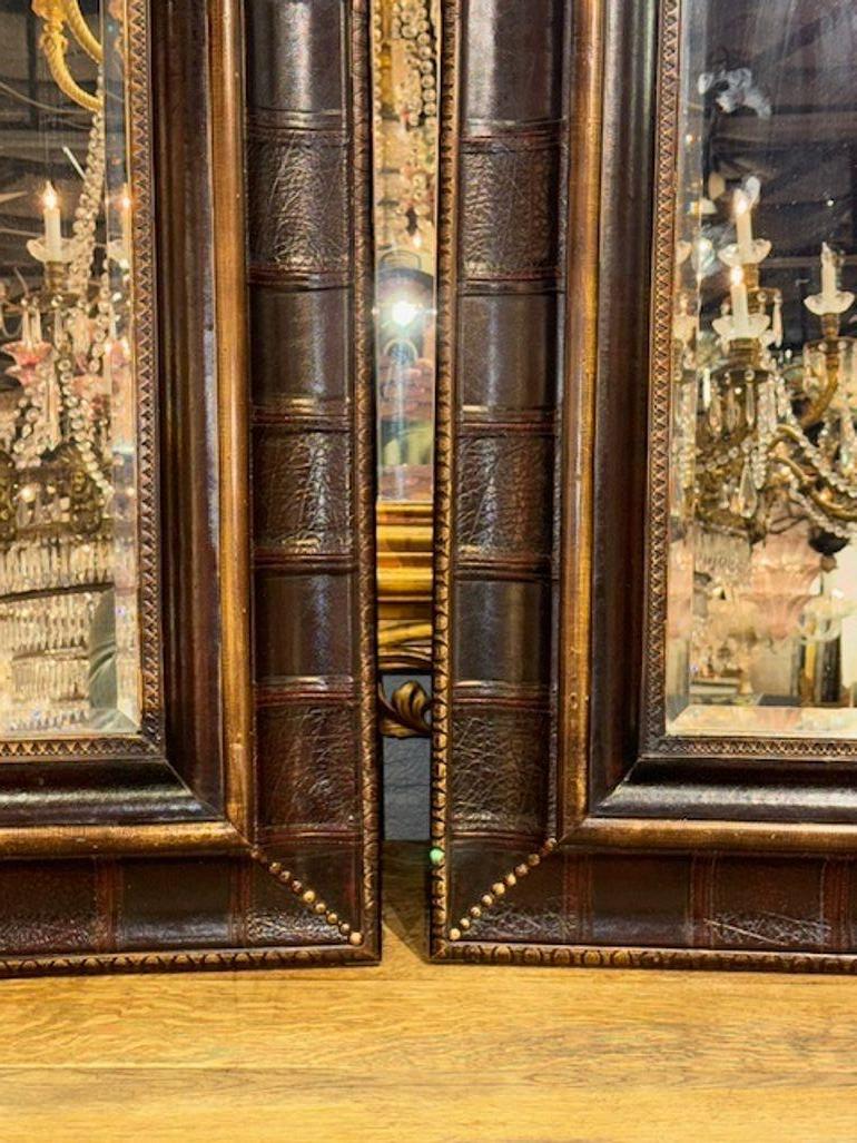 Paire de miroirs reliés en cuir anglais vintage Bon état - En vente à Dallas, TX