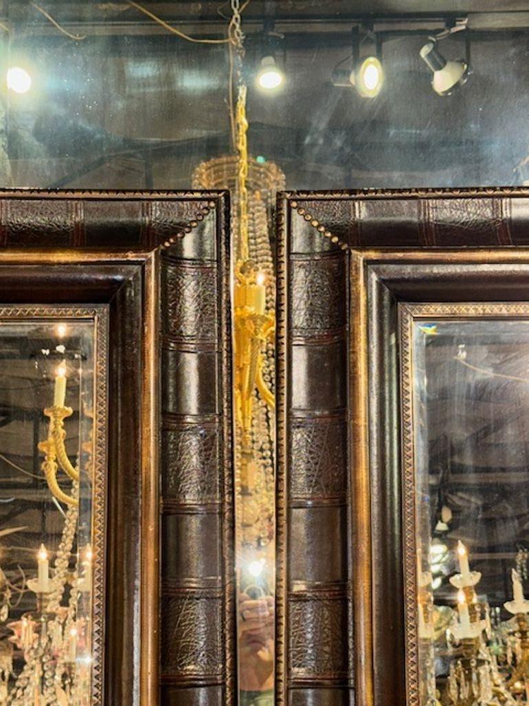 20ième siècle Paire de miroirs reliés en cuir anglais vintage en vente