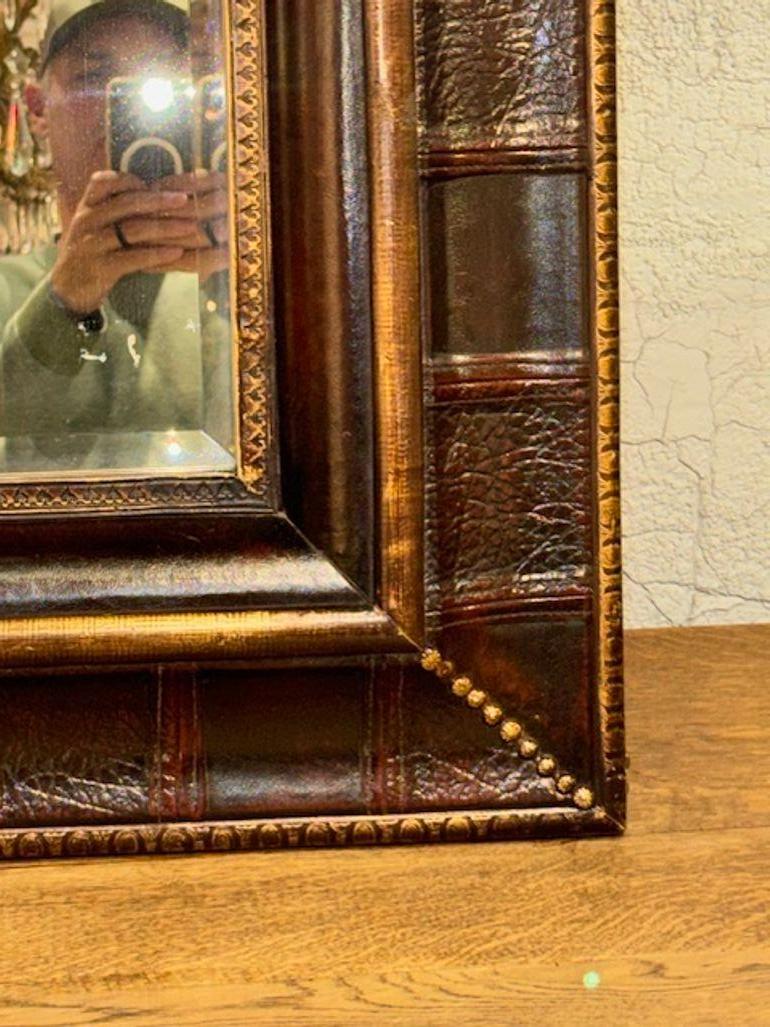 Cuir Paire de miroirs reliés en cuir anglais vintage en vente