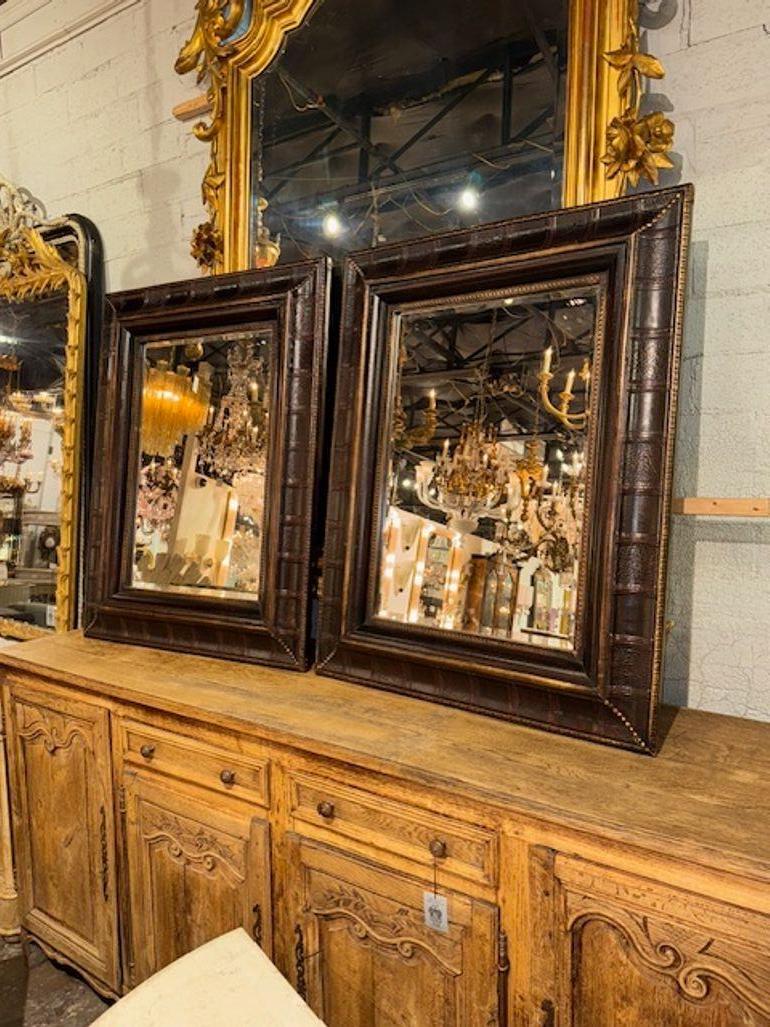 Paire de miroirs reliés en cuir anglais vintage en vente 1