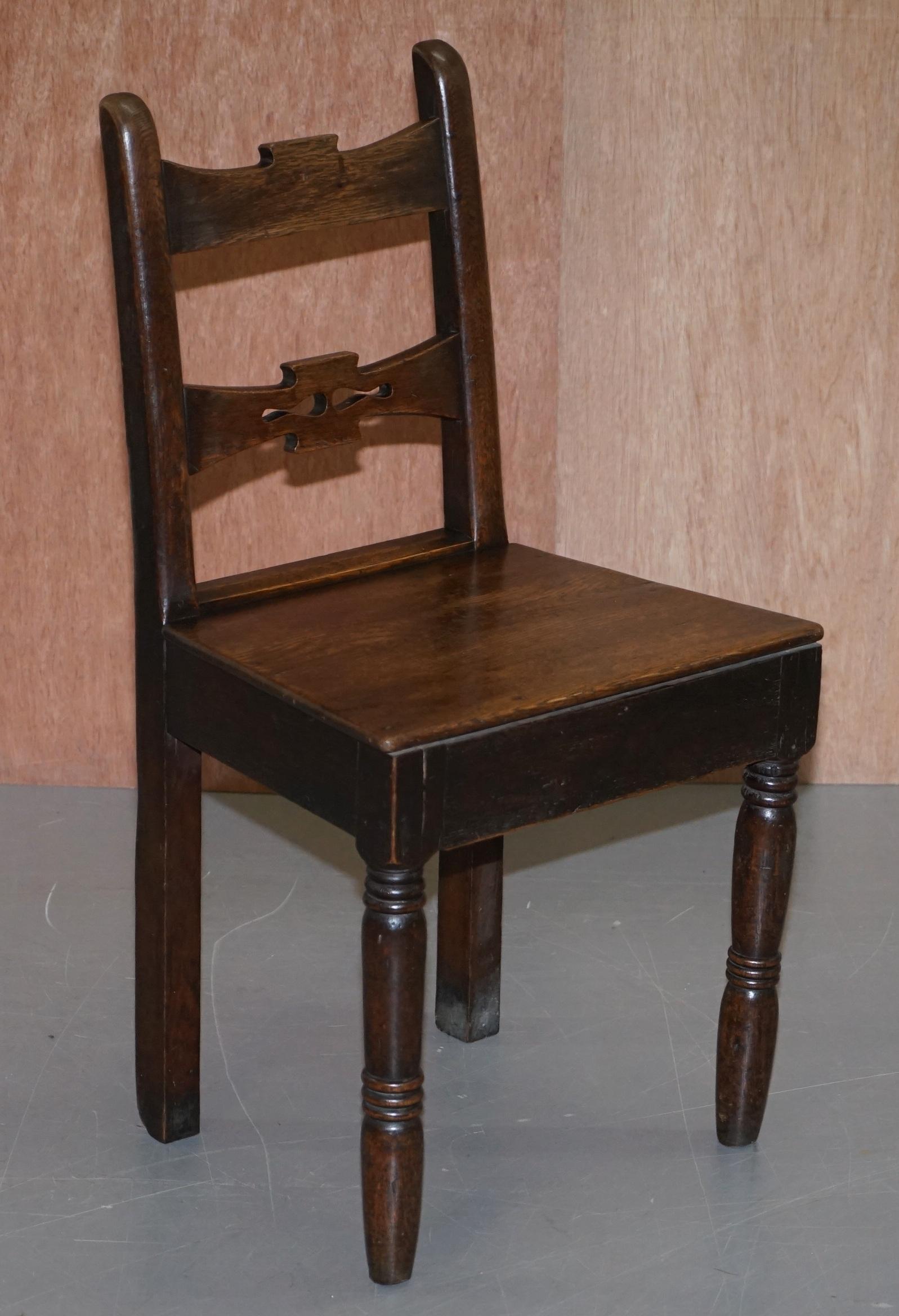 Pareja de sillas de salón ocasionales inglesas vintage de roble Lovely Primate Patian en venta 3