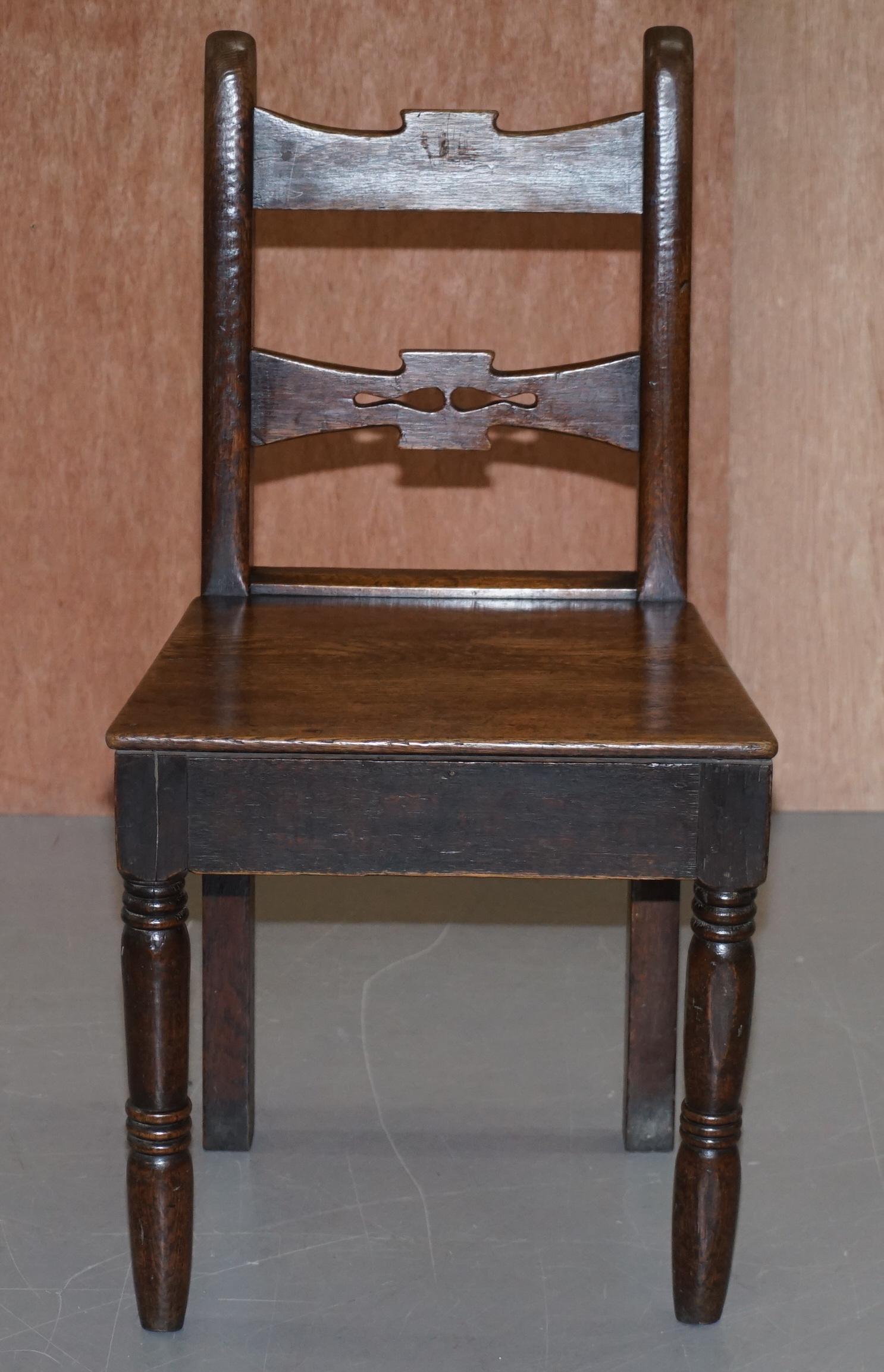 Pareja de sillas de salón ocasionales inglesas vintage de roble Lovely Primate Patian en venta 4
