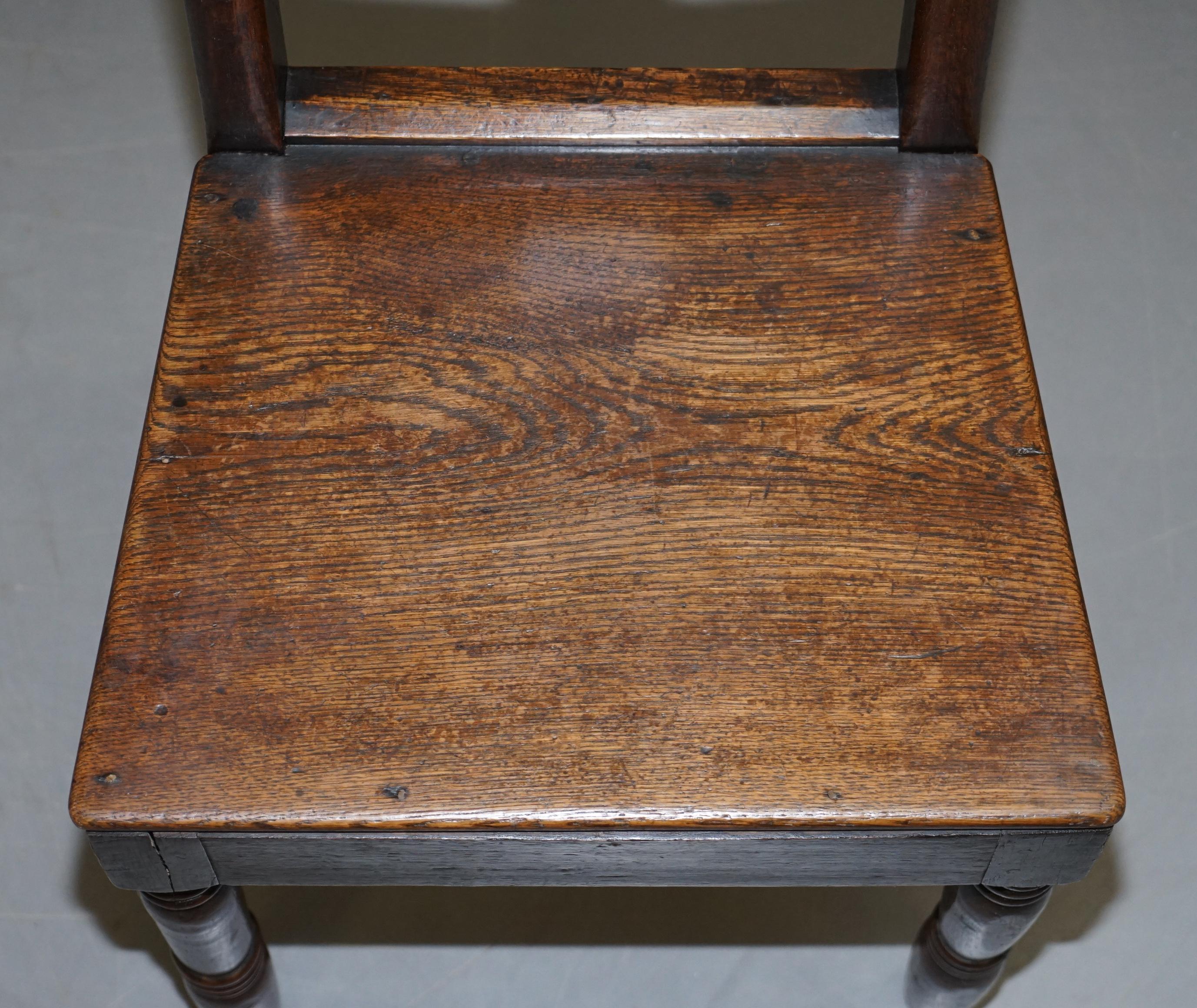 Pareja de sillas de salón ocasionales inglesas vintage de roble Lovely Primate Patian en venta 5