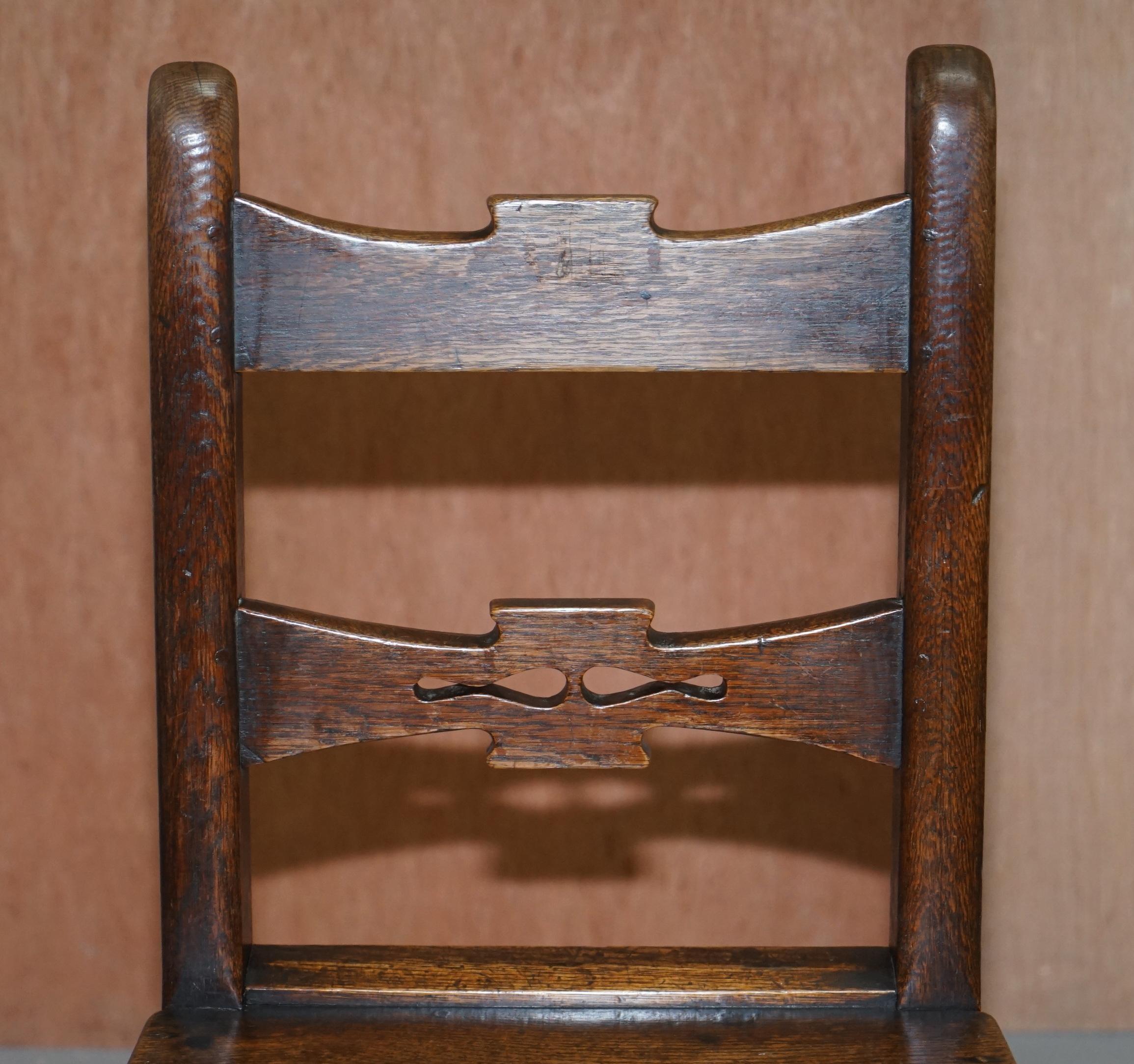 Pareja de sillas de salón ocasionales inglesas vintage de roble Lovely Primate Patian en venta 6