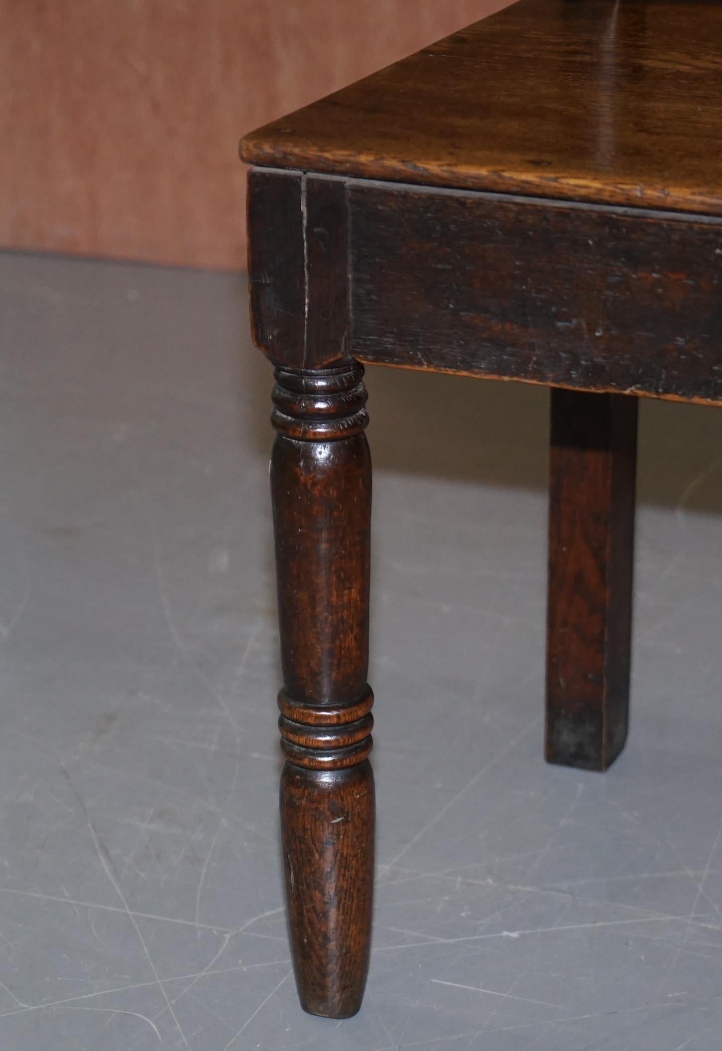 Pareja de sillas de salón ocasionales inglesas vintage de roble Lovely Primate Patian en venta 8
