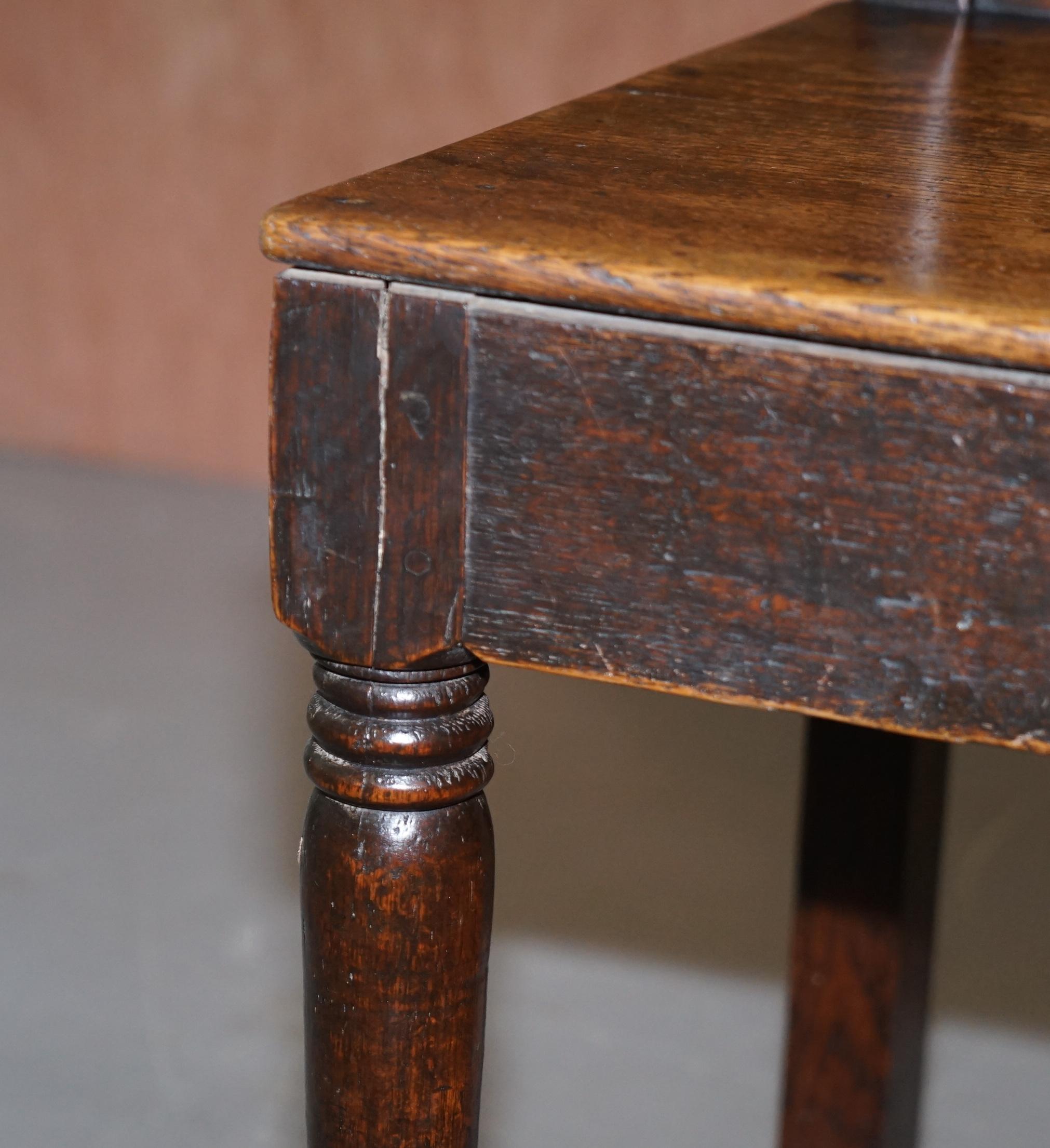 Pareja de sillas de salón ocasionales inglesas vintage de roble Lovely Primate Patian en venta 9