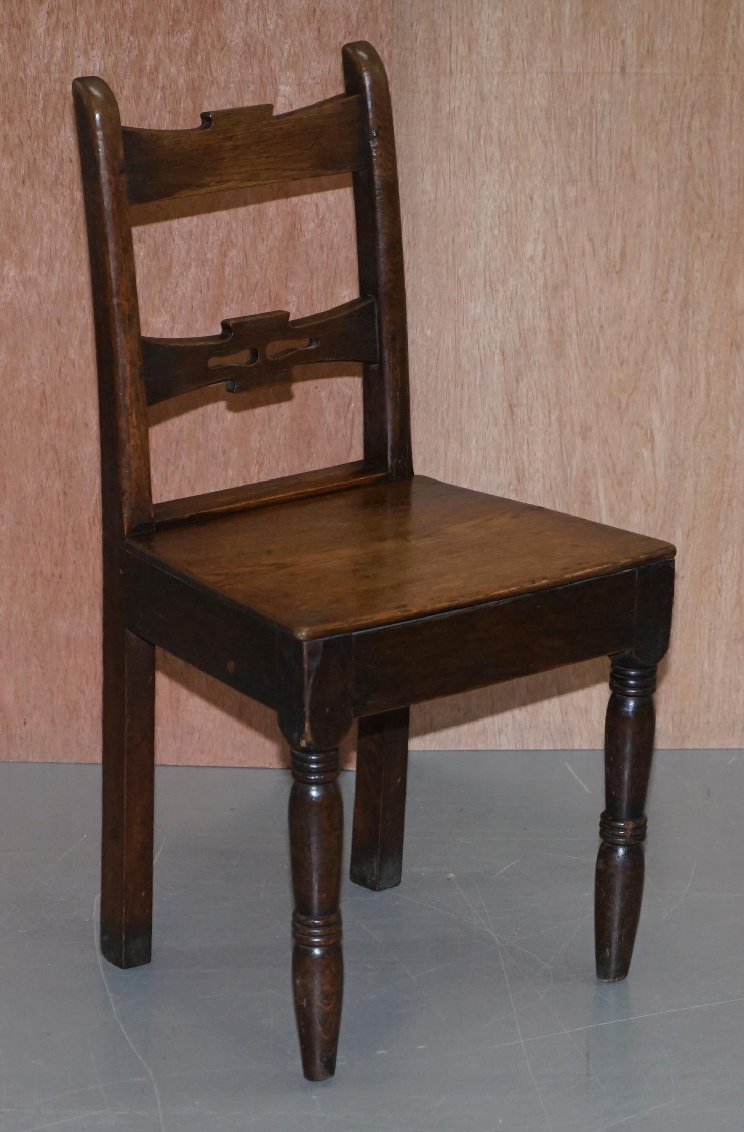 Estamos encantados de poner a la venta esta pareja absolutamente impresionante de antiguas sillas de rezo de salón inglesas de roble talladas a mano

Se trata de una pareja victoriana muy temprana, bastante primate por su diseño, incluso podrían