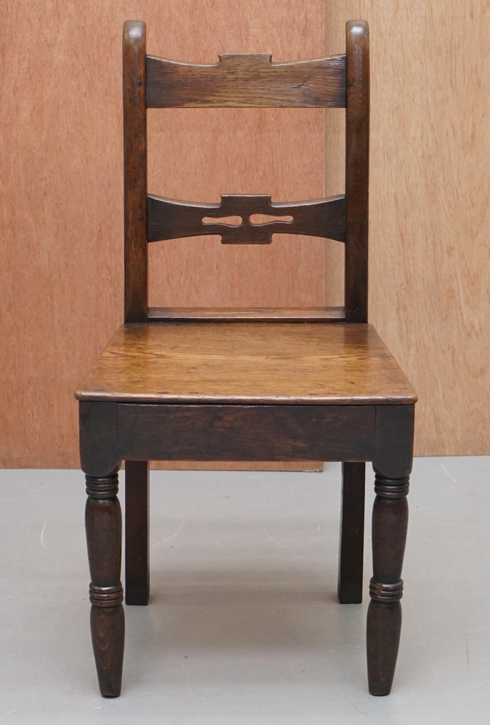Pareja de sillas de salón ocasionales inglesas vintage de roble Lovely Primate Patian Victoriano temprano en venta