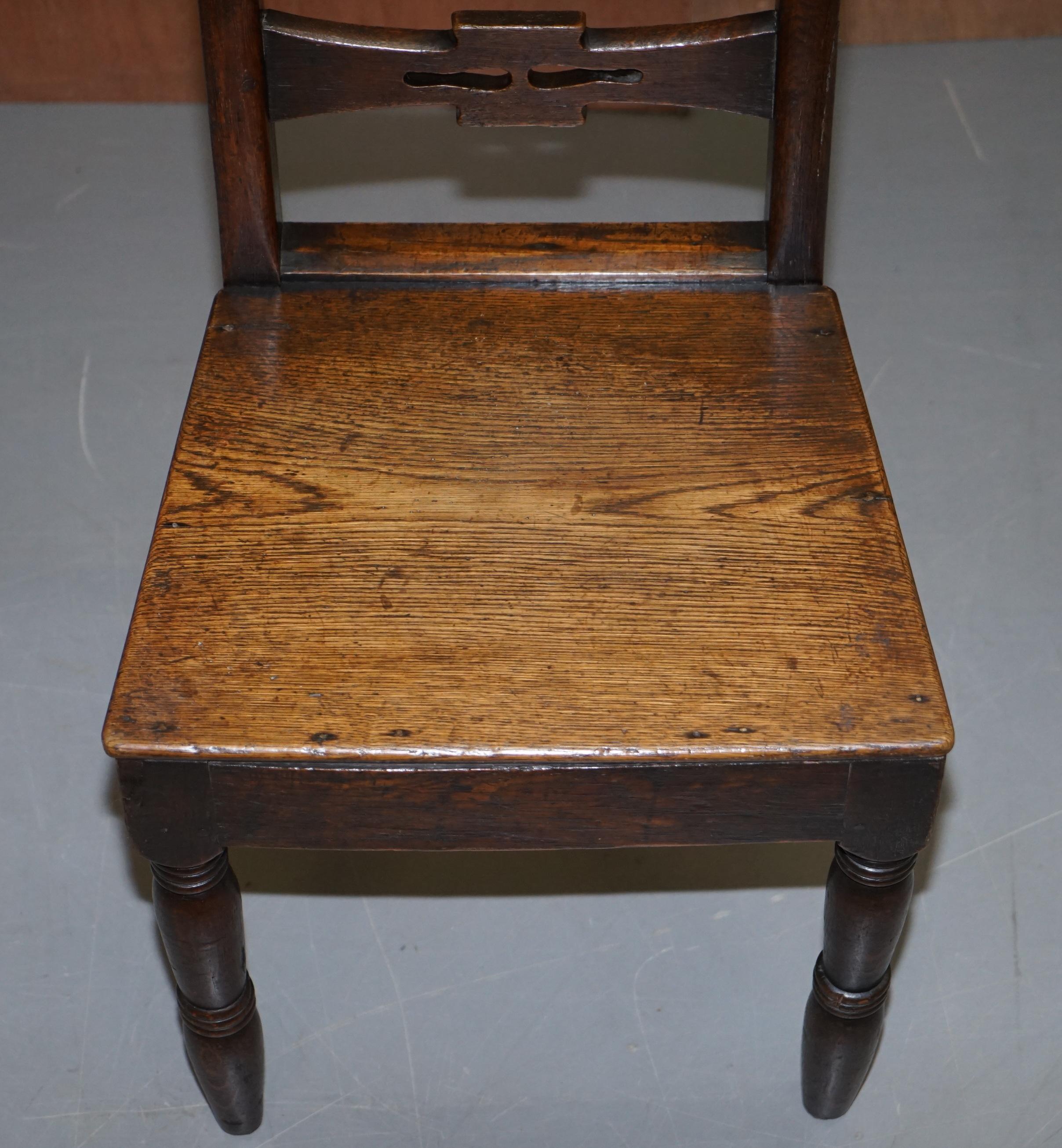 Pareja de sillas de salón ocasionales inglesas vintage de roble Lovely Primate Patian Inglés en venta