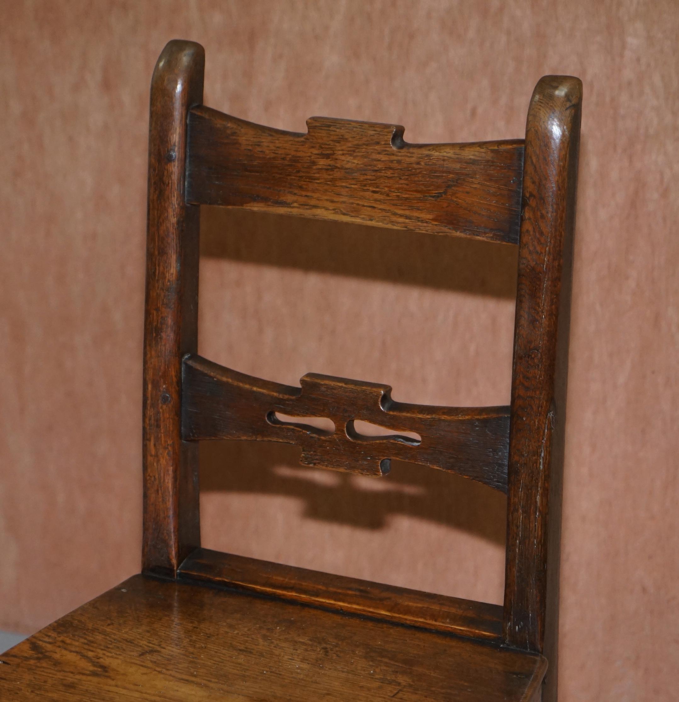 Pareja de sillas de salón ocasionales inglesas vintage de roble Lovely Primate Patian Hecho a mano en venta