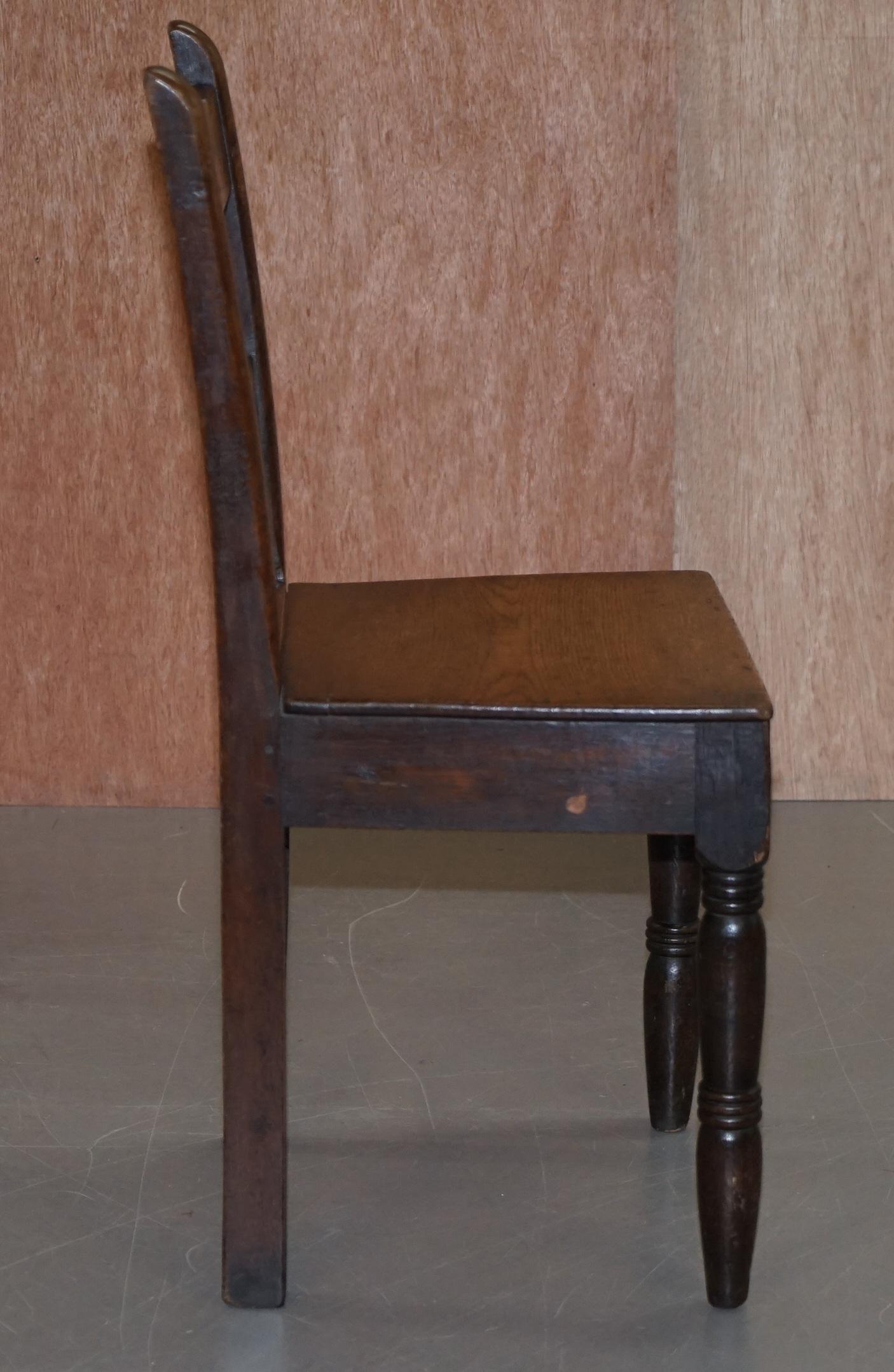 Pareja de sillas de salón ocasionales inglesas vintage de roble Lovely Primate Patian siglo XIX en venta