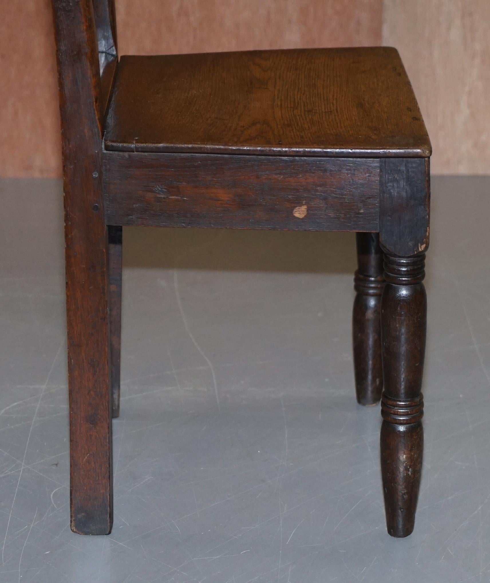 Pareja de sillas de salón ocasionales inglesas vintage de roble Lovely Primate Patian Roble en venta