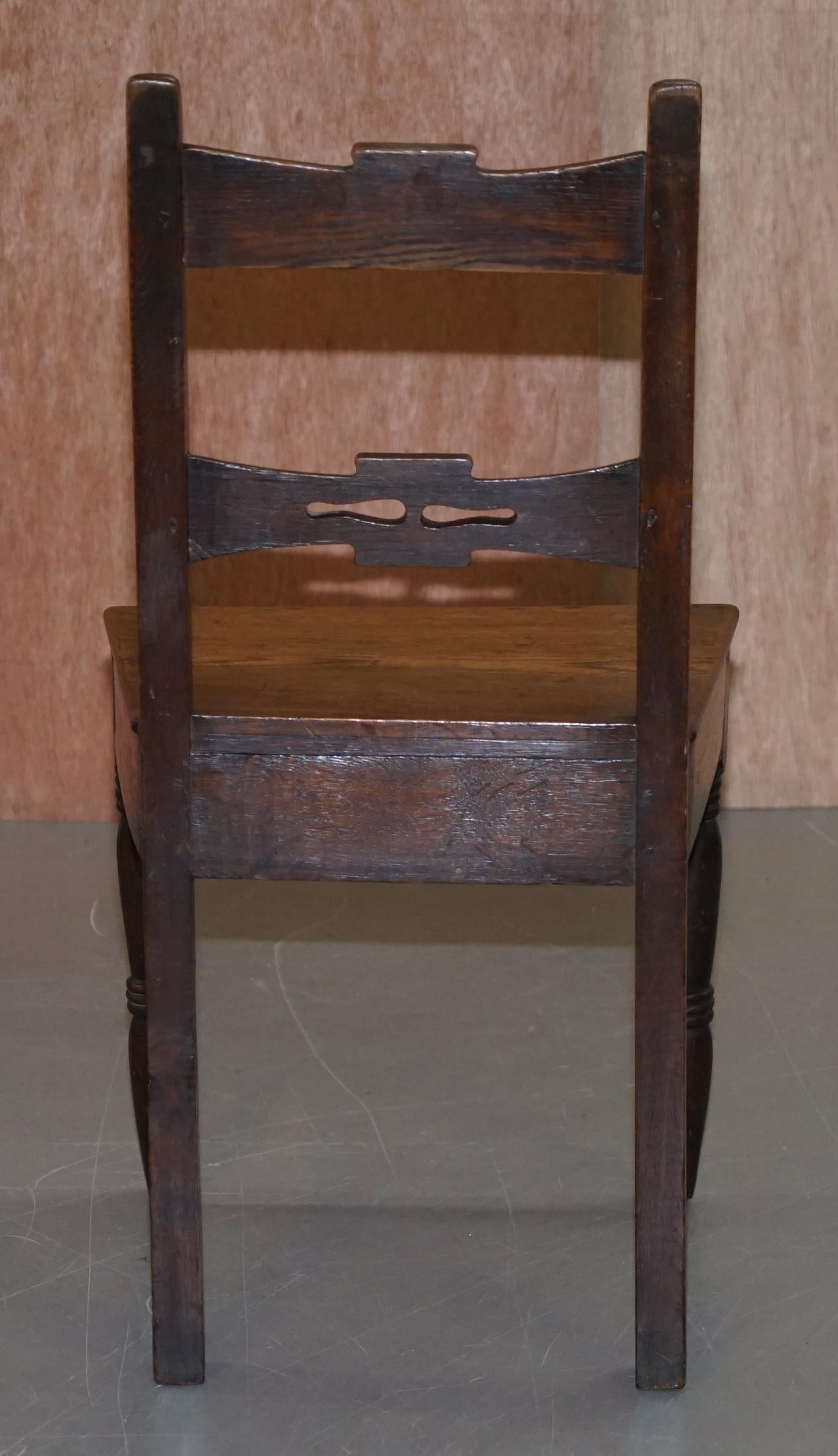 Pareja de sillas de salón ocasionales inglesas vintage de roble Lovely Primate Patian en venta 1