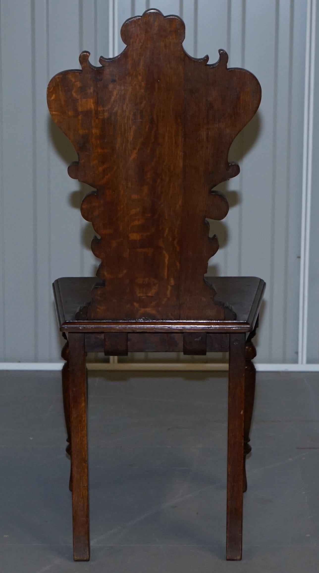 Pair of Vintage English Oak Occasional Hall Chairs Depicting King & Gentleman 7