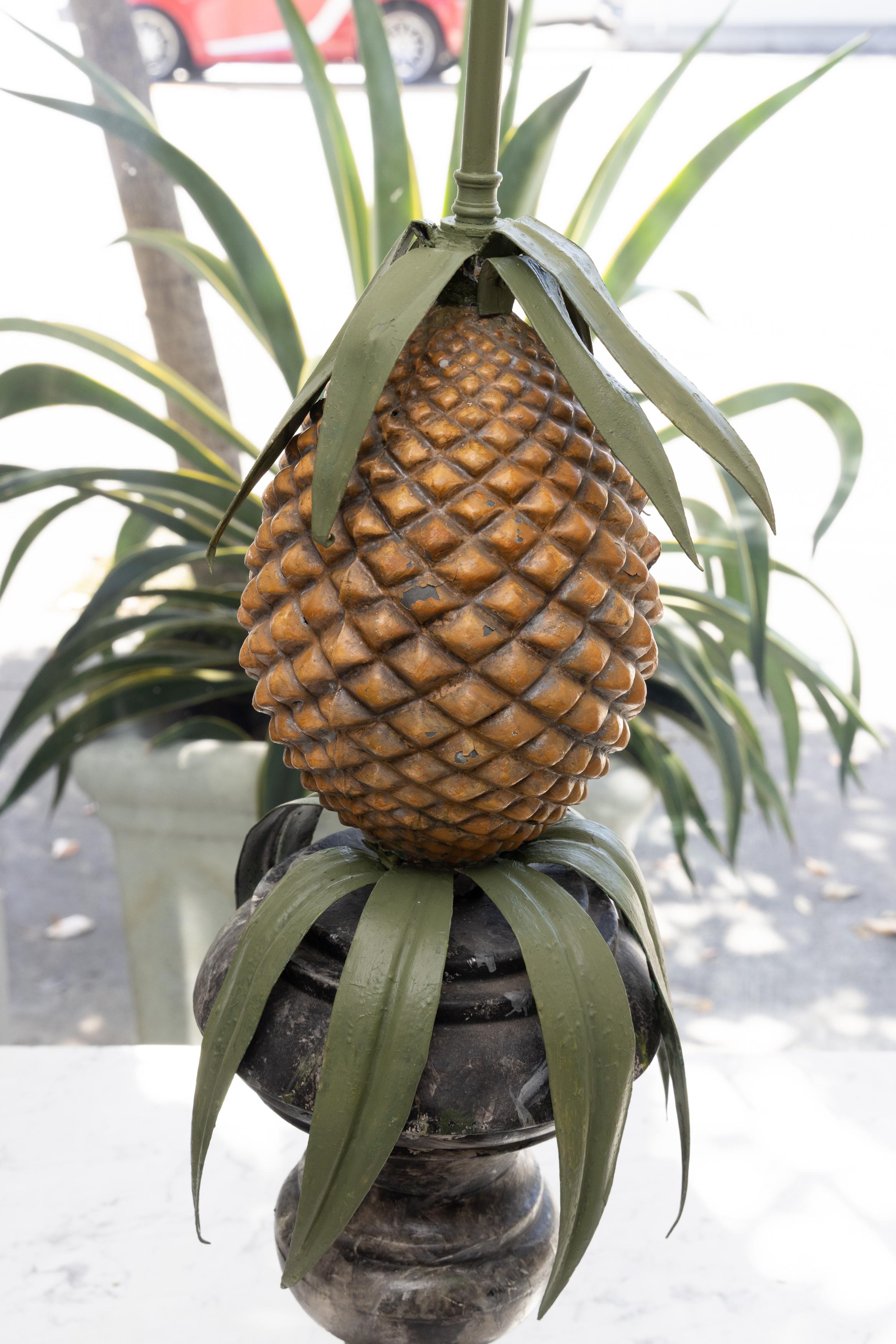 Dipinto a mano Coppia di lampade inglesi vintage dipinte con ananas in dTole in vendita