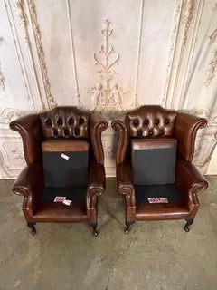 Paar englische Vintage Tufted Leather Wingback Armchairs