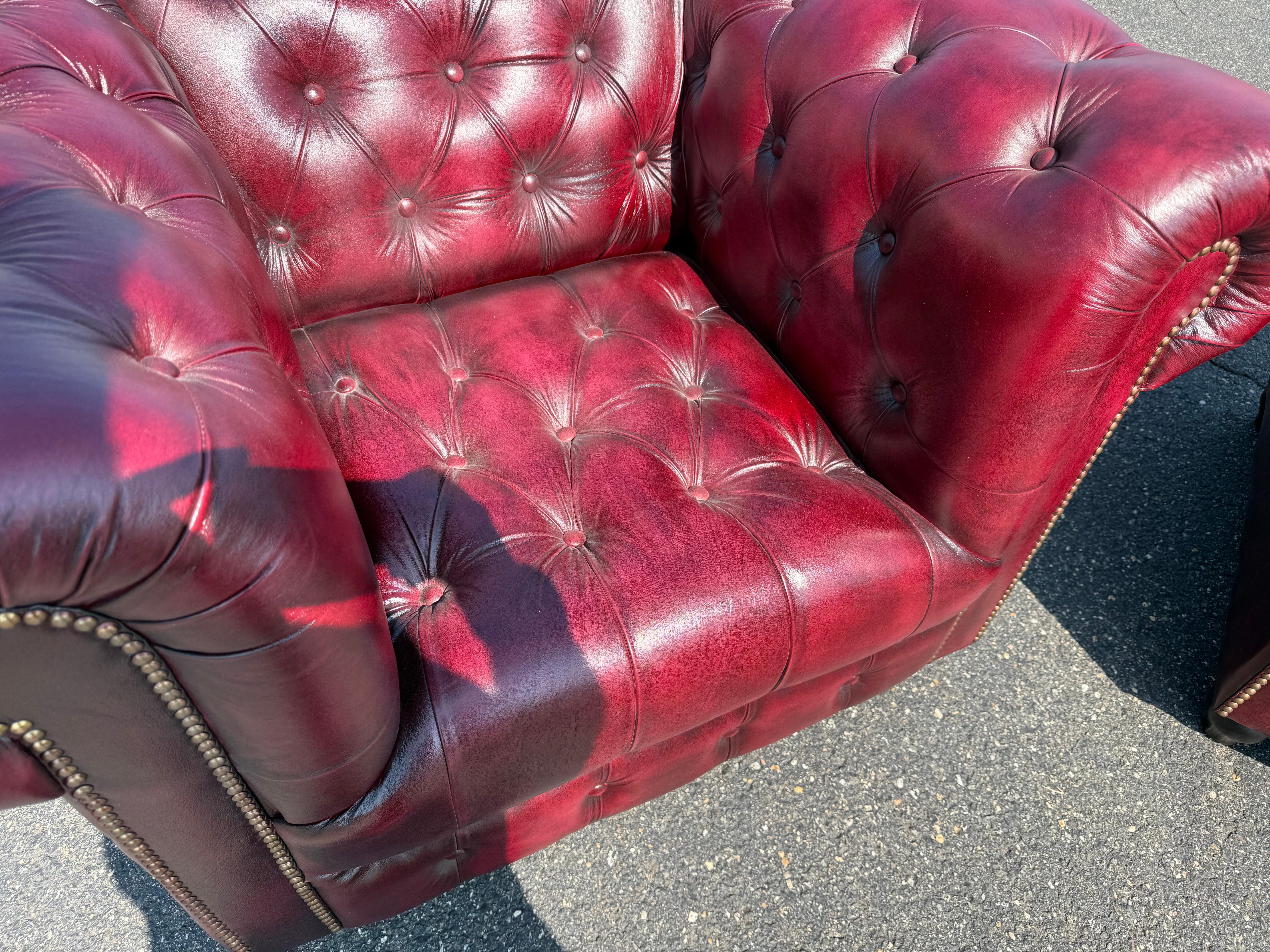 Coppia di poltrone Chesterfield d'epoca in pelle di bue trapuntata 3