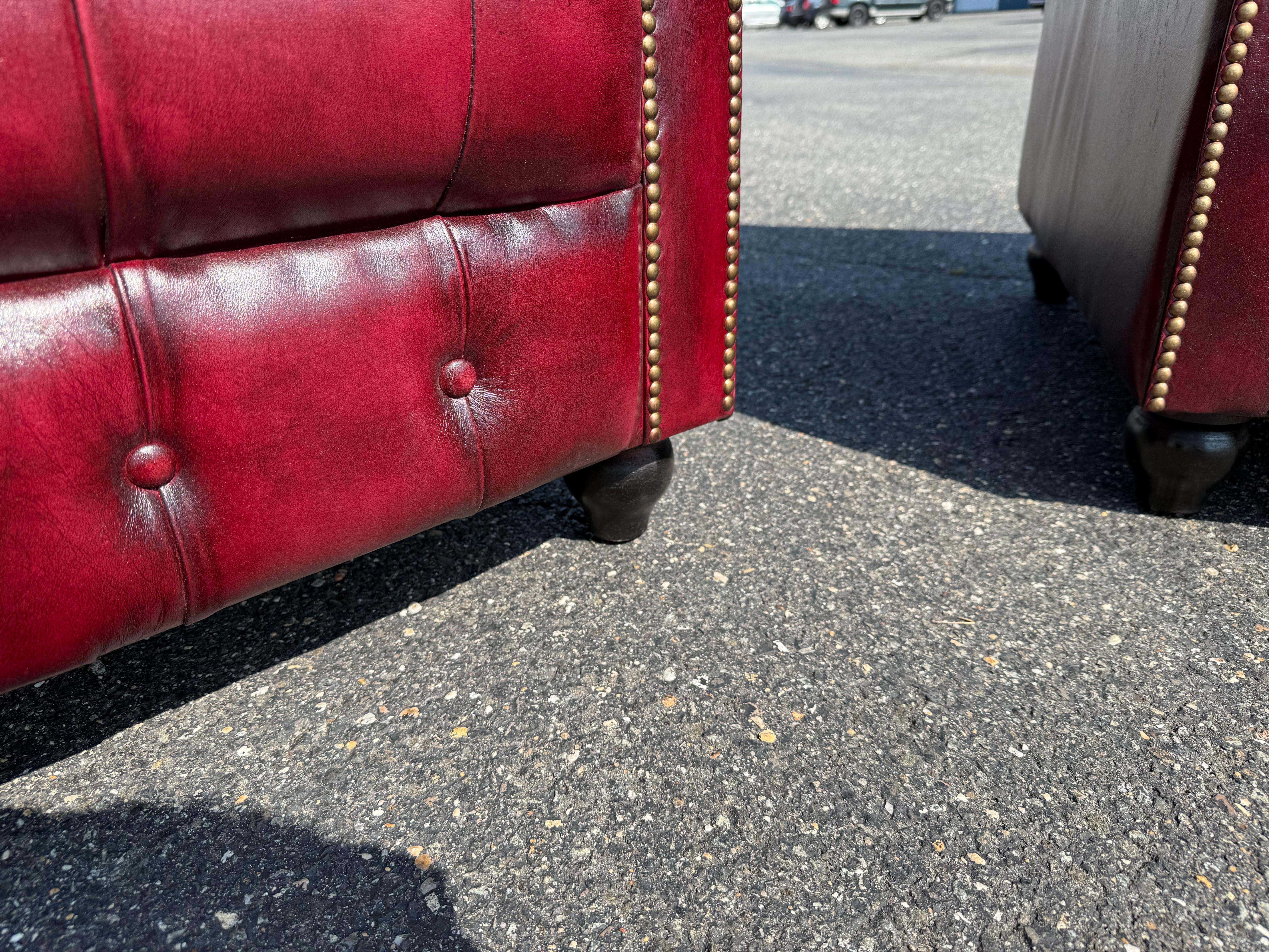 Coppia di poltrone Chesterfield d'epoca in pelle di bue trapuntata 5