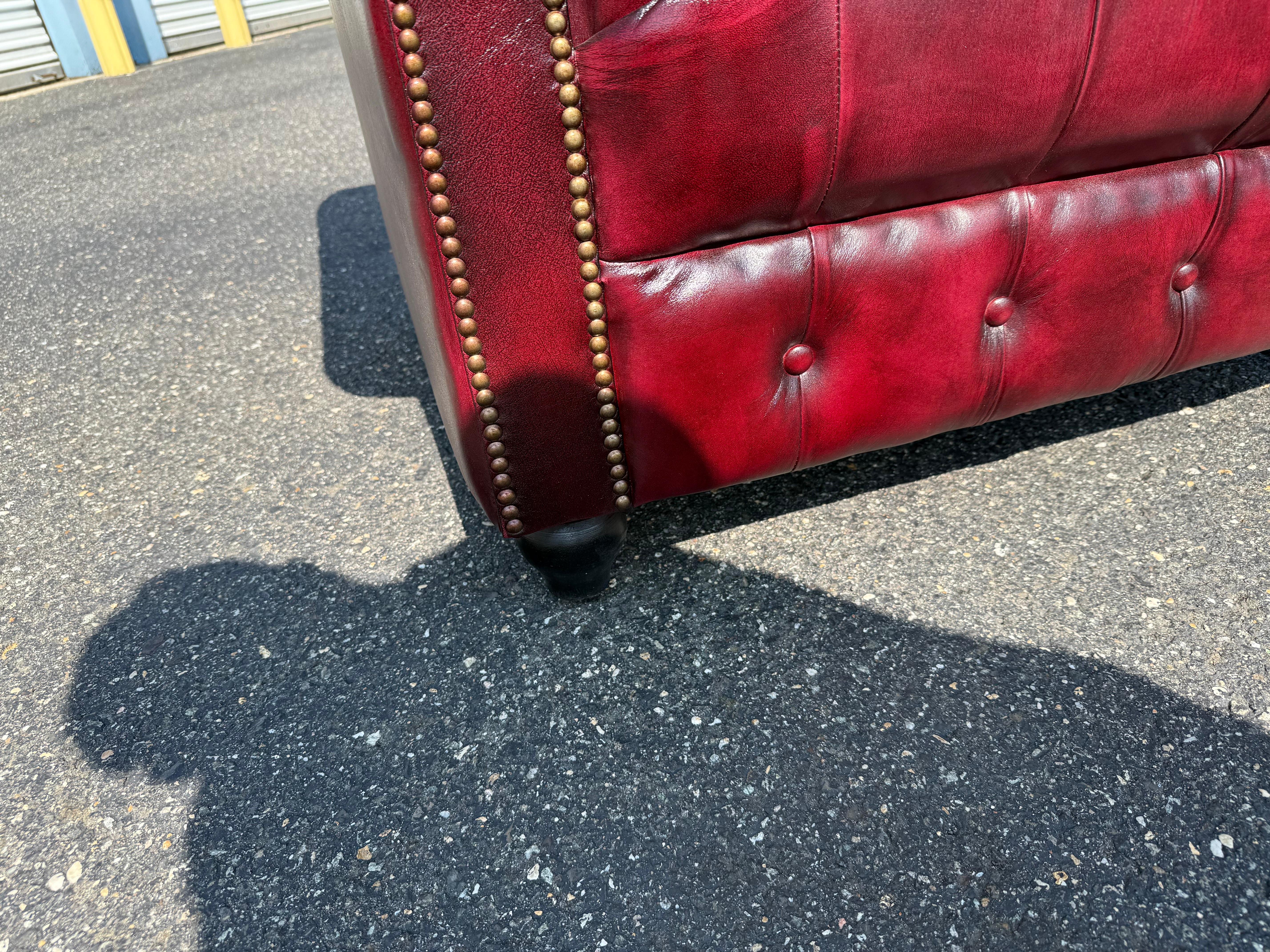 Coppia di poltrone Chesterfield d'epoca in pelle di bue trapuntata 6