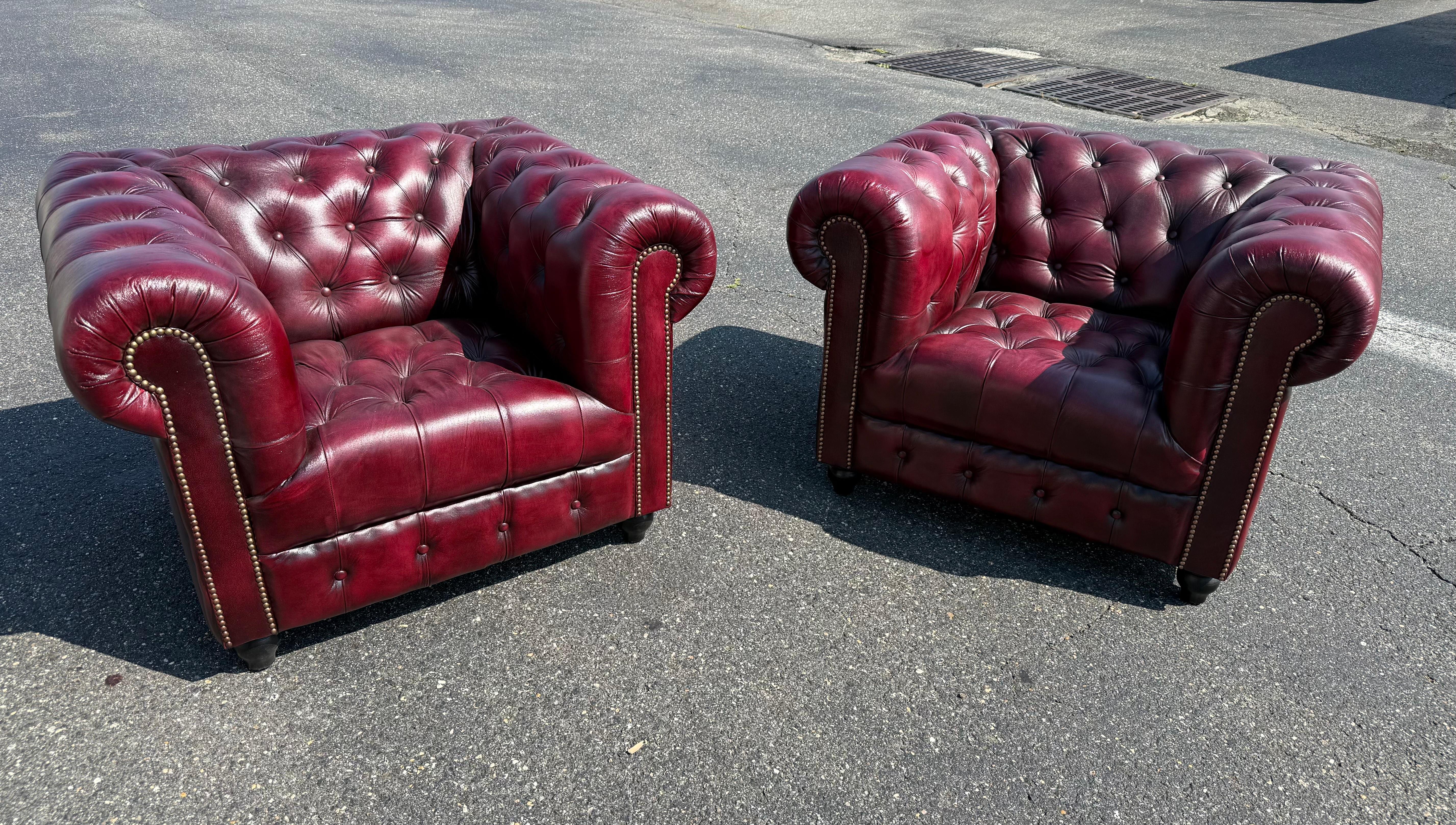 Si tratta di una splendida coppia di sedie club Chesterfield bordeaux o sangue di bue, realizzate in vera pelle con una finitura screziata e tinta a mano con bellissime sfumature di marrone più scuro e più chiaro. Le sedie sono in condizioni