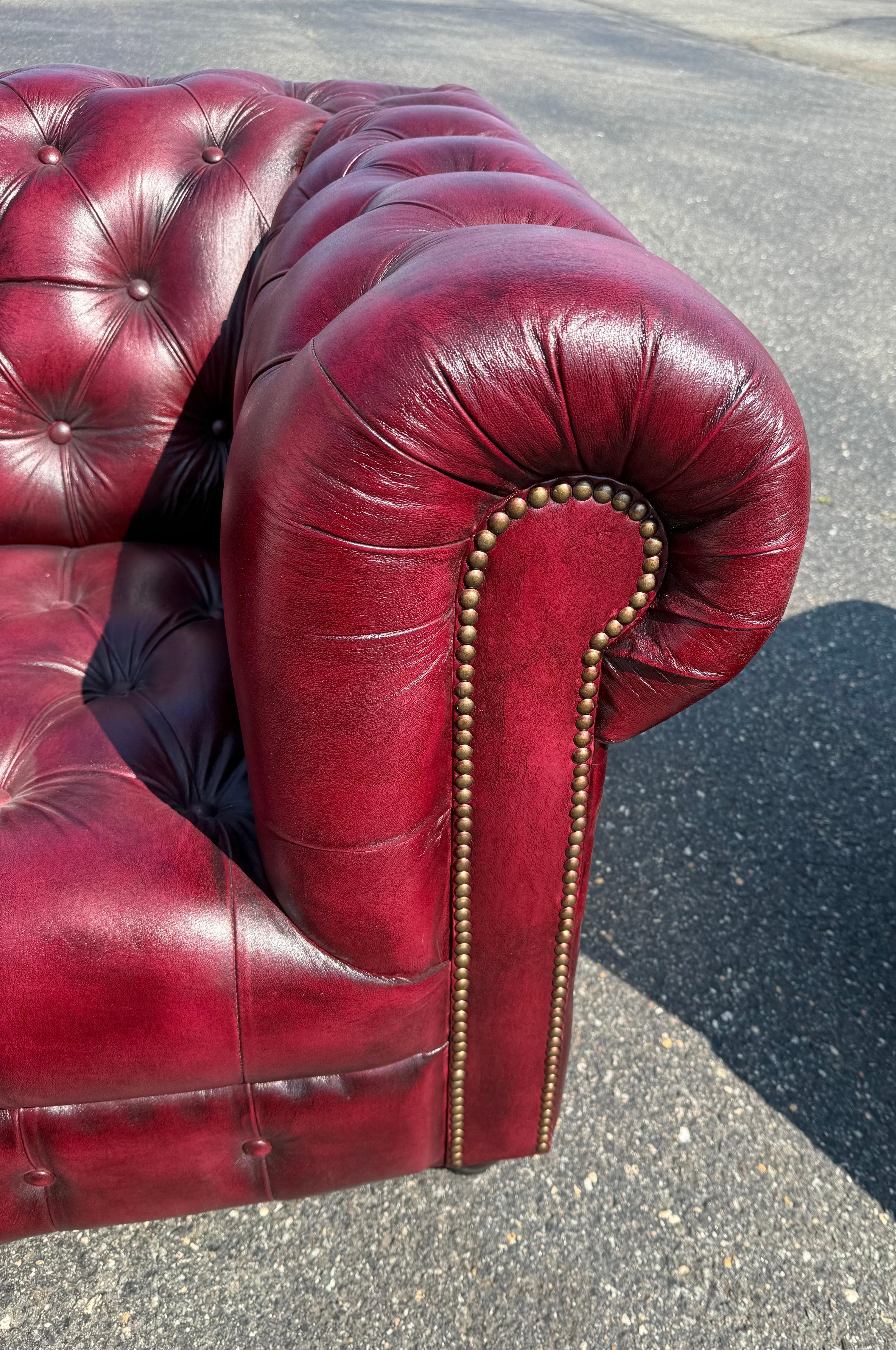 Tardo vittoriano Coppia di poltrone Chesterfield d'epoca in pelle di bue trapuntata