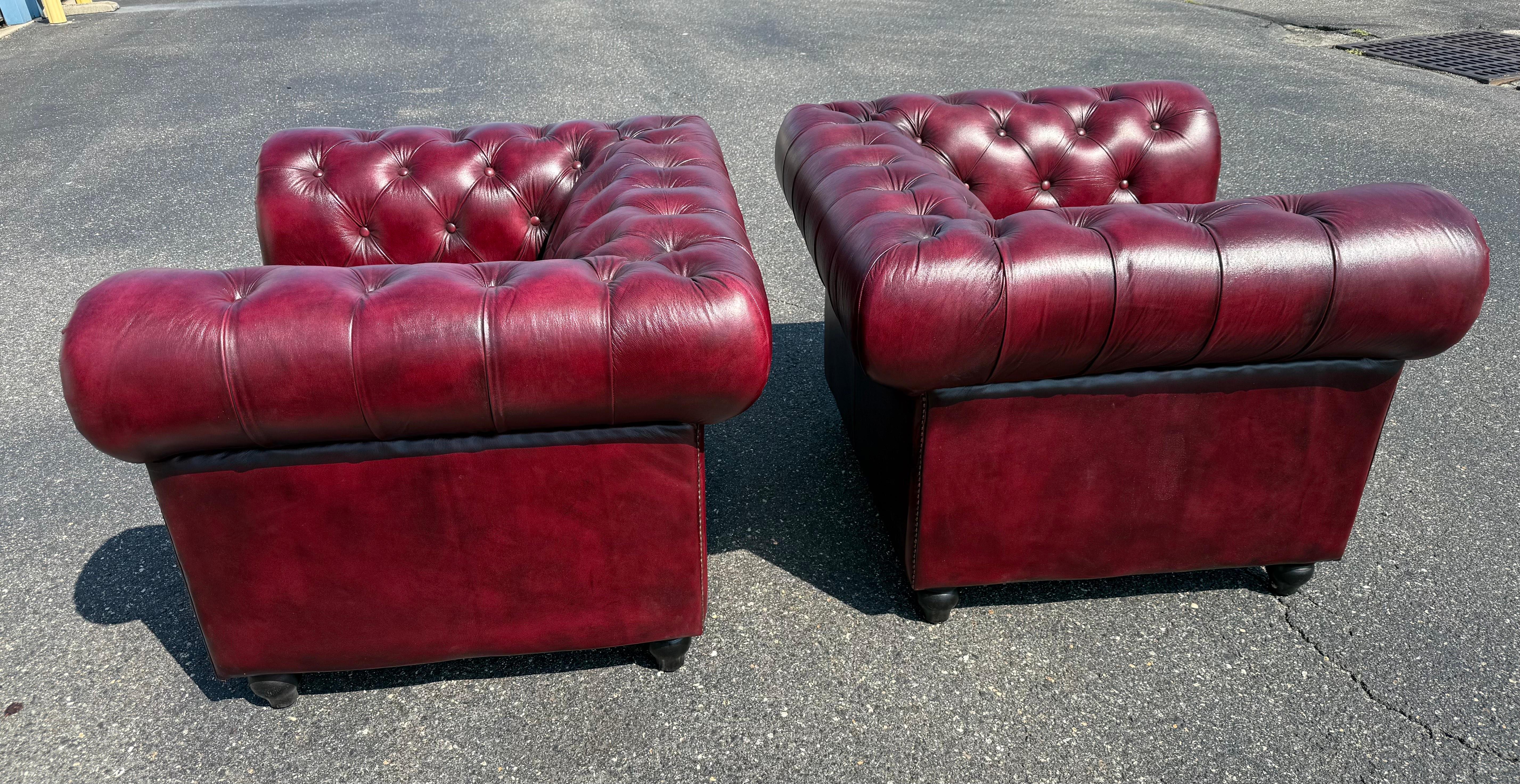 Inglese Coppia di poltrone Chesterfield d'epoca in pelle di bue trapuntata