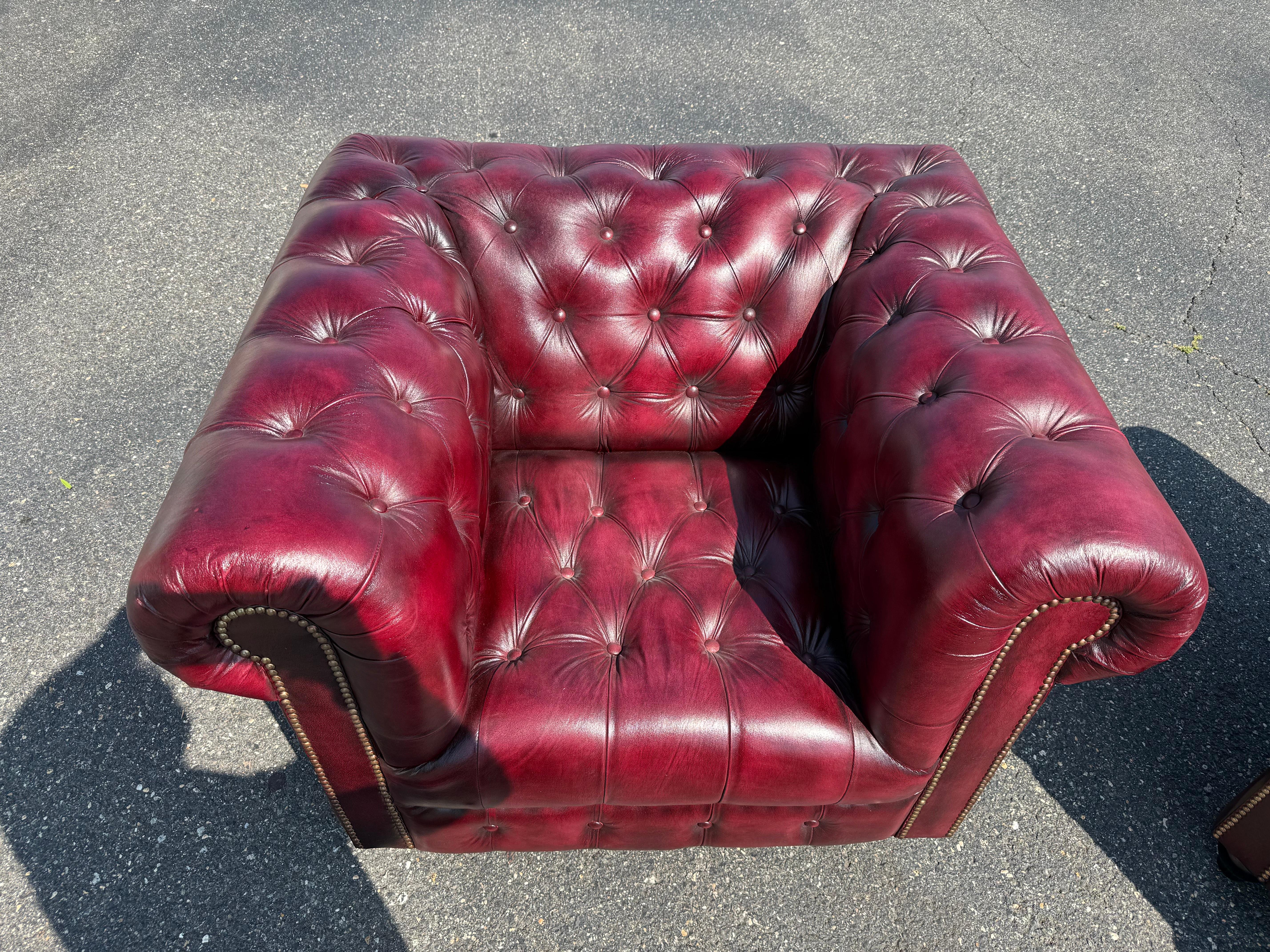 Coppia di poltrone Chesterfield d'epoca in pelle di bue trapuntata In condizioni ottime a Swedesboro, NJ