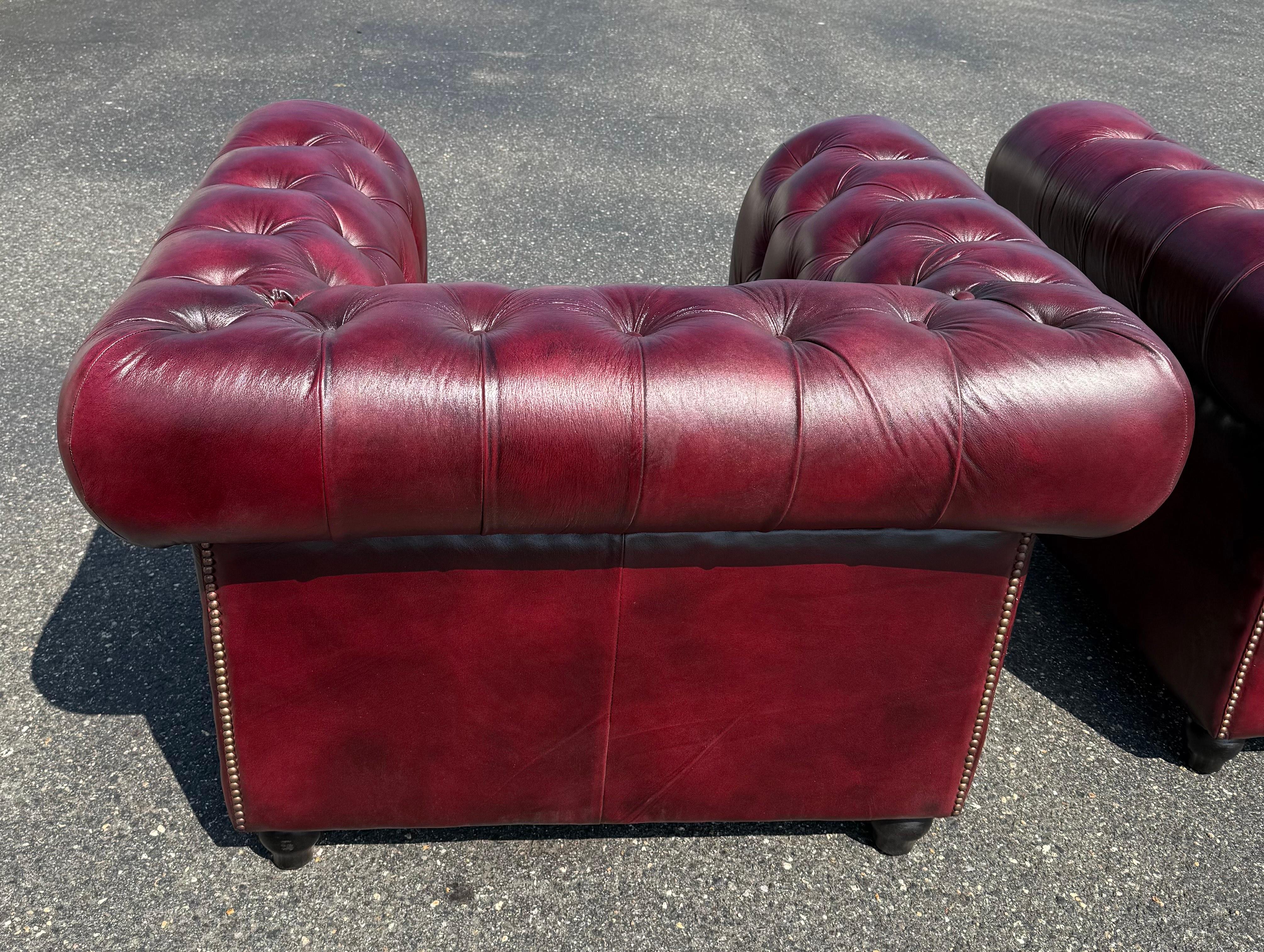 Fine XX secolo Coppia di poltrone Chesterfield d'epoca in pelle di bue trapuntata
