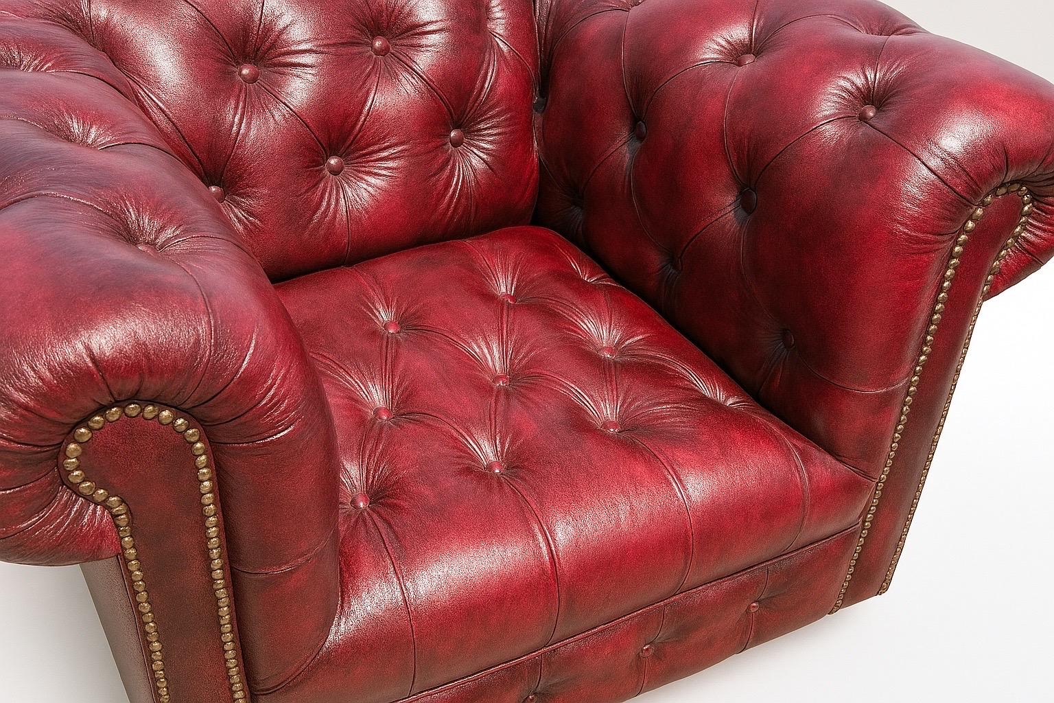 Pelle Coppia di poltrone Chesterfield d'epoca in pelle di bue trapuntata