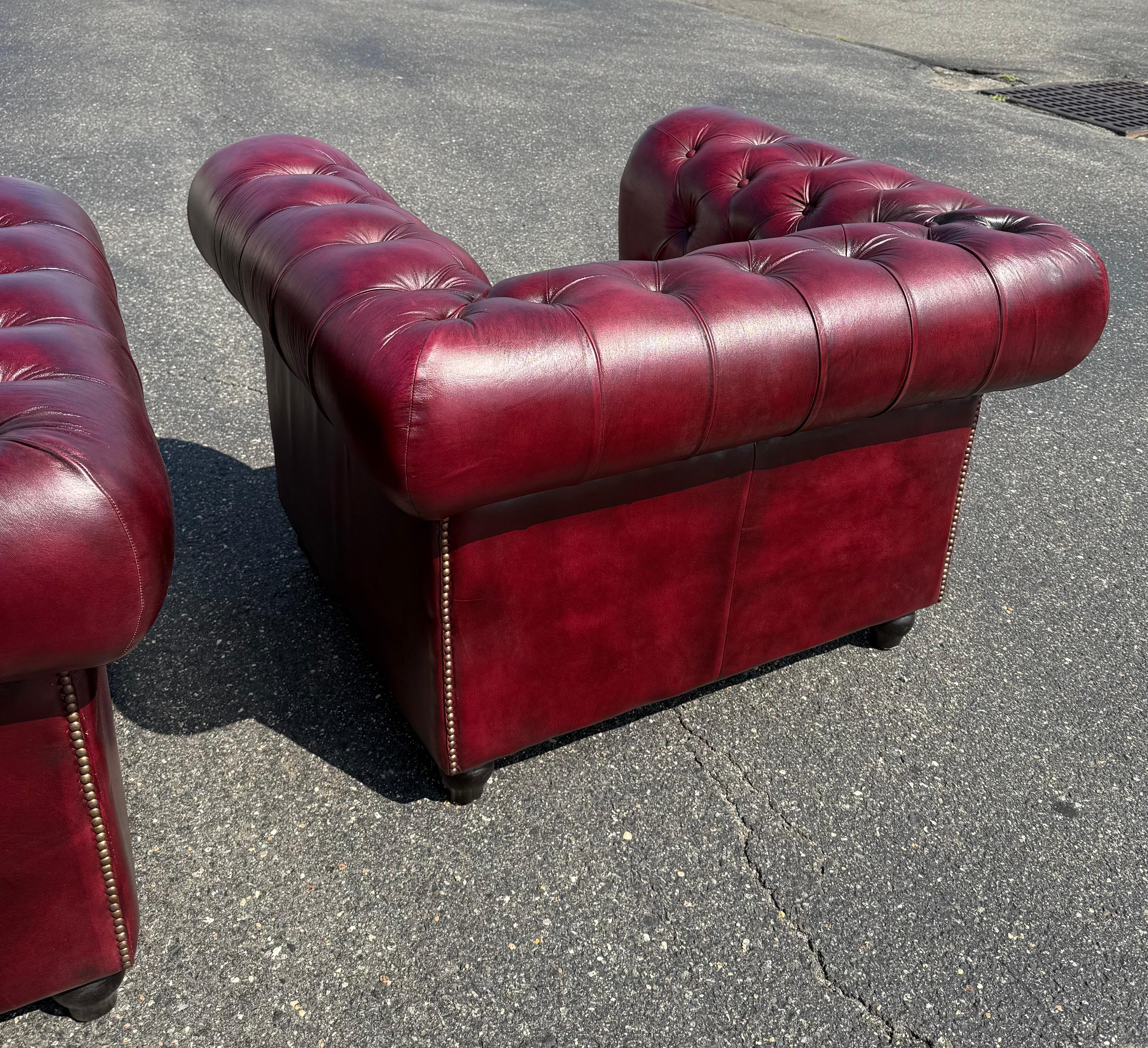 Coppia di poltrone Chesterfield d'epoca in pelle di bue trapuntata 1
