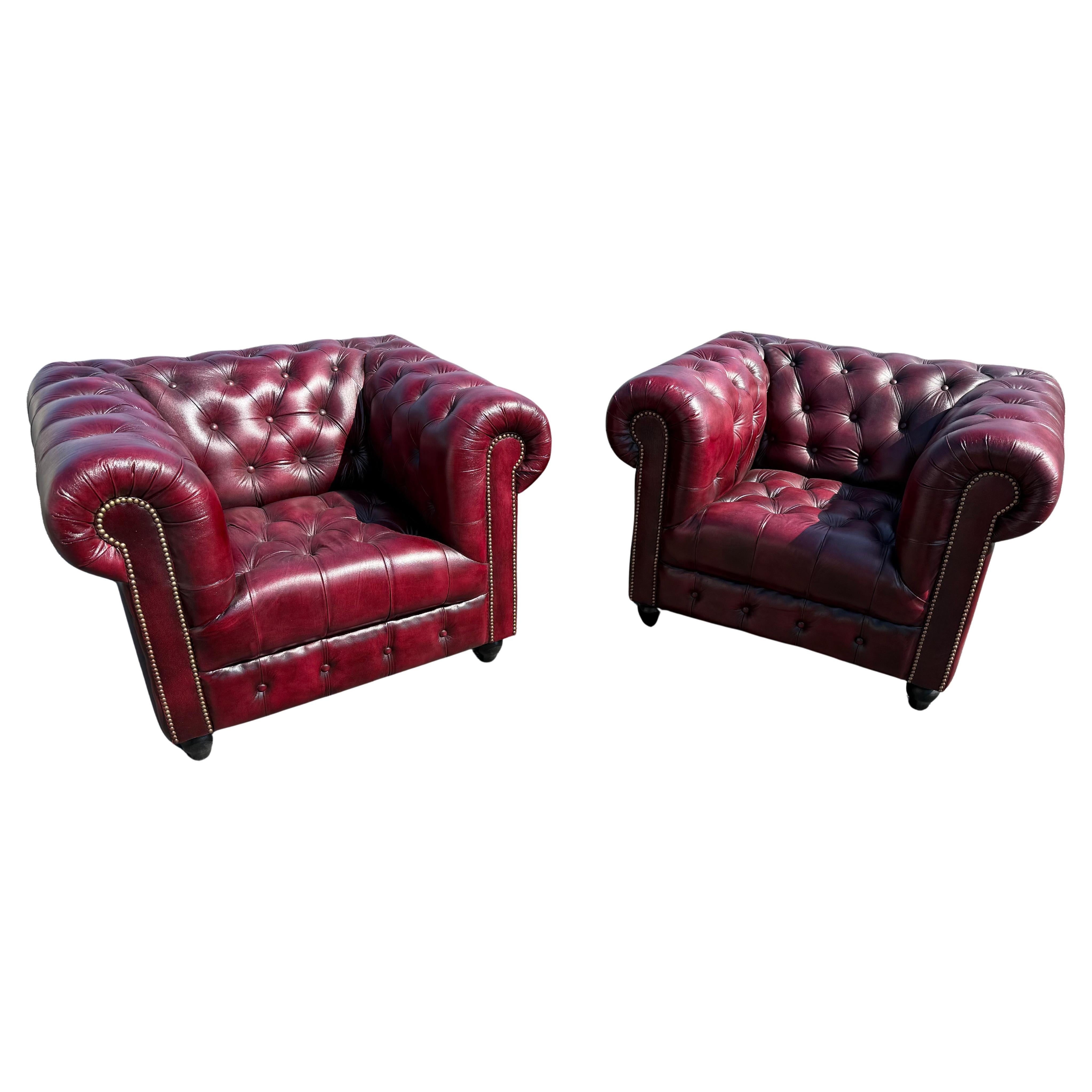 Paire de fauteuils club Chesterfield en cuir anglais vintage, touffeté, couleur sang-de-bœuf