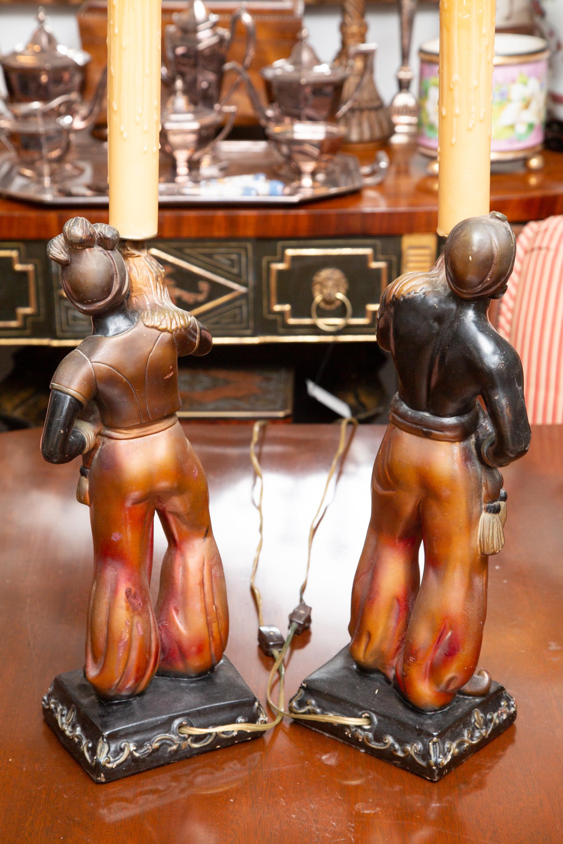 Paar ethnische Figuren im Vintage-Stil, umgewandelt in Lampen (Polychromiert) im Angebot
