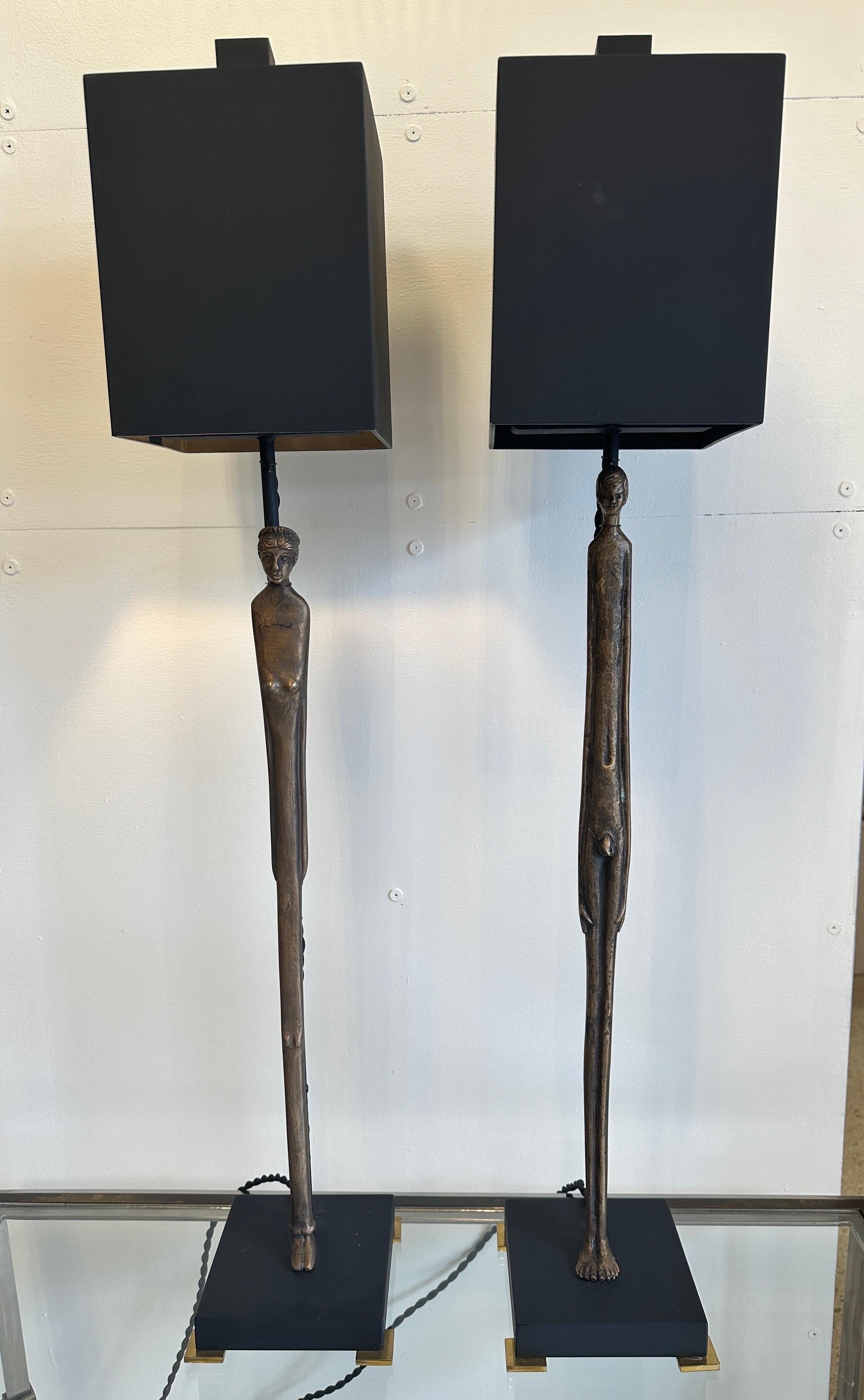 Paire de lampes de bureau étrusques vintage à statuettes en bronze en vente 4