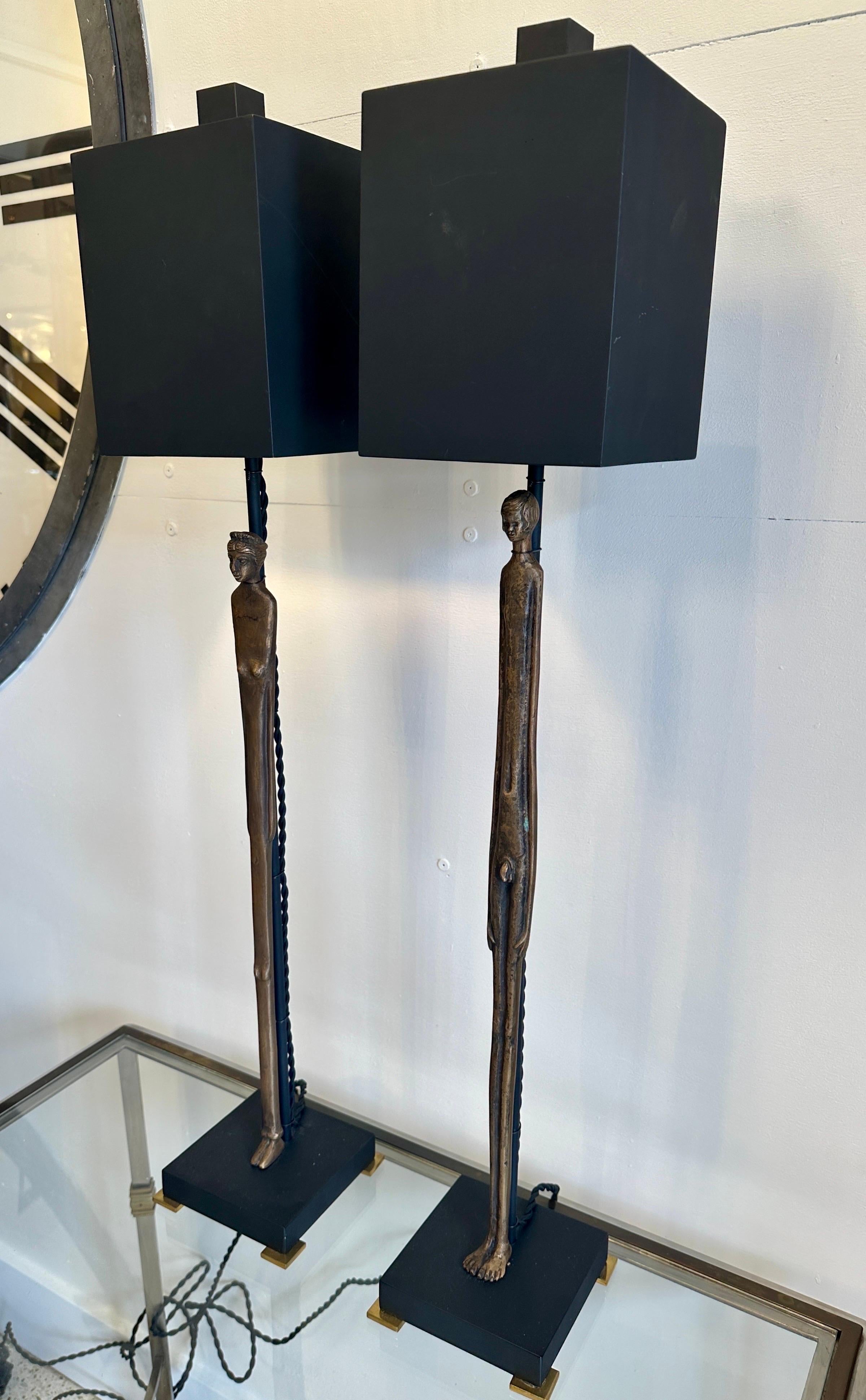 Médiéval Paire de lampes de bureau étrusques vintage à statuettes en bronze en vente