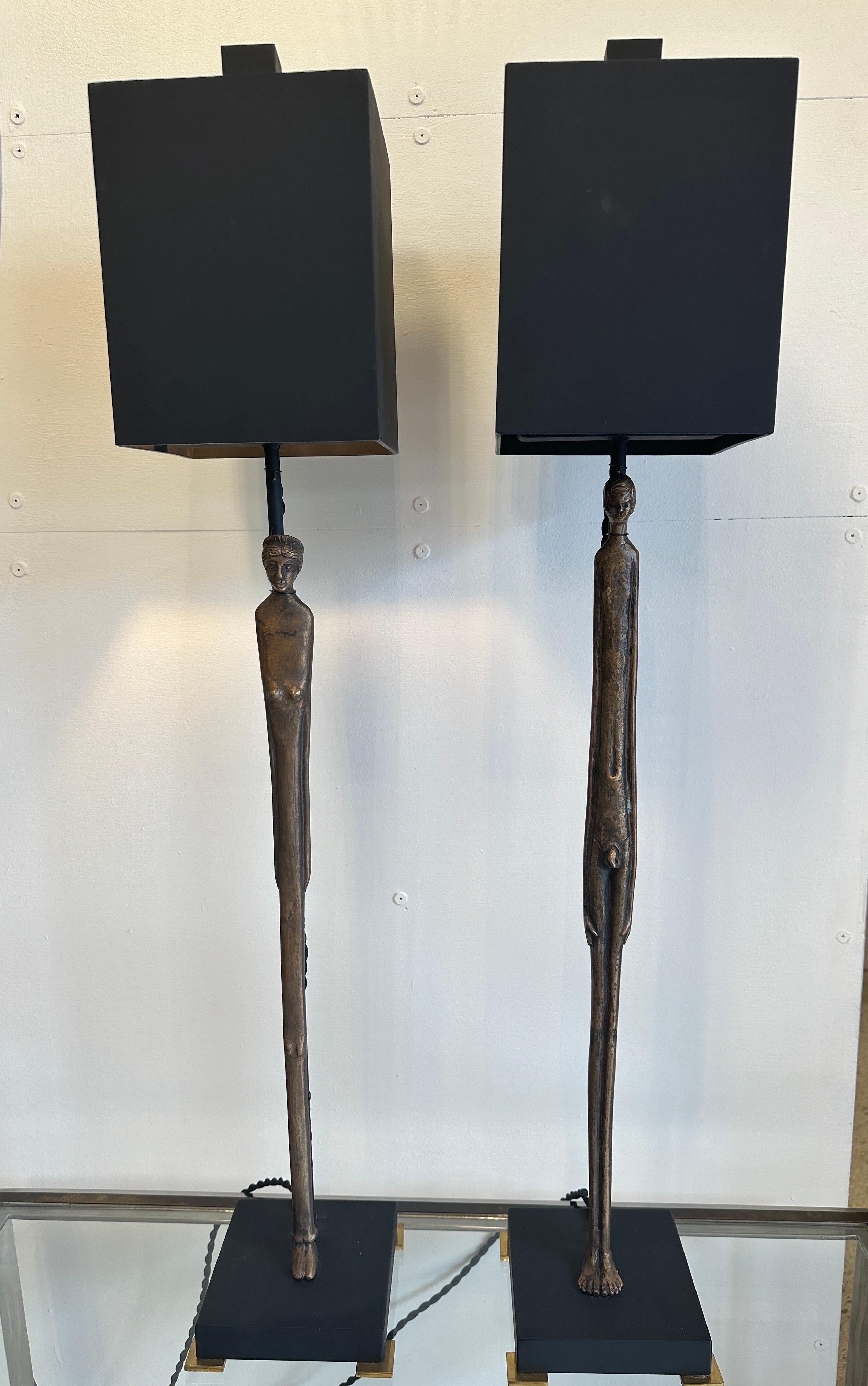 20ième siècle Paire de lampes de bureau étrusques vintage à statuettes en bronze en vente