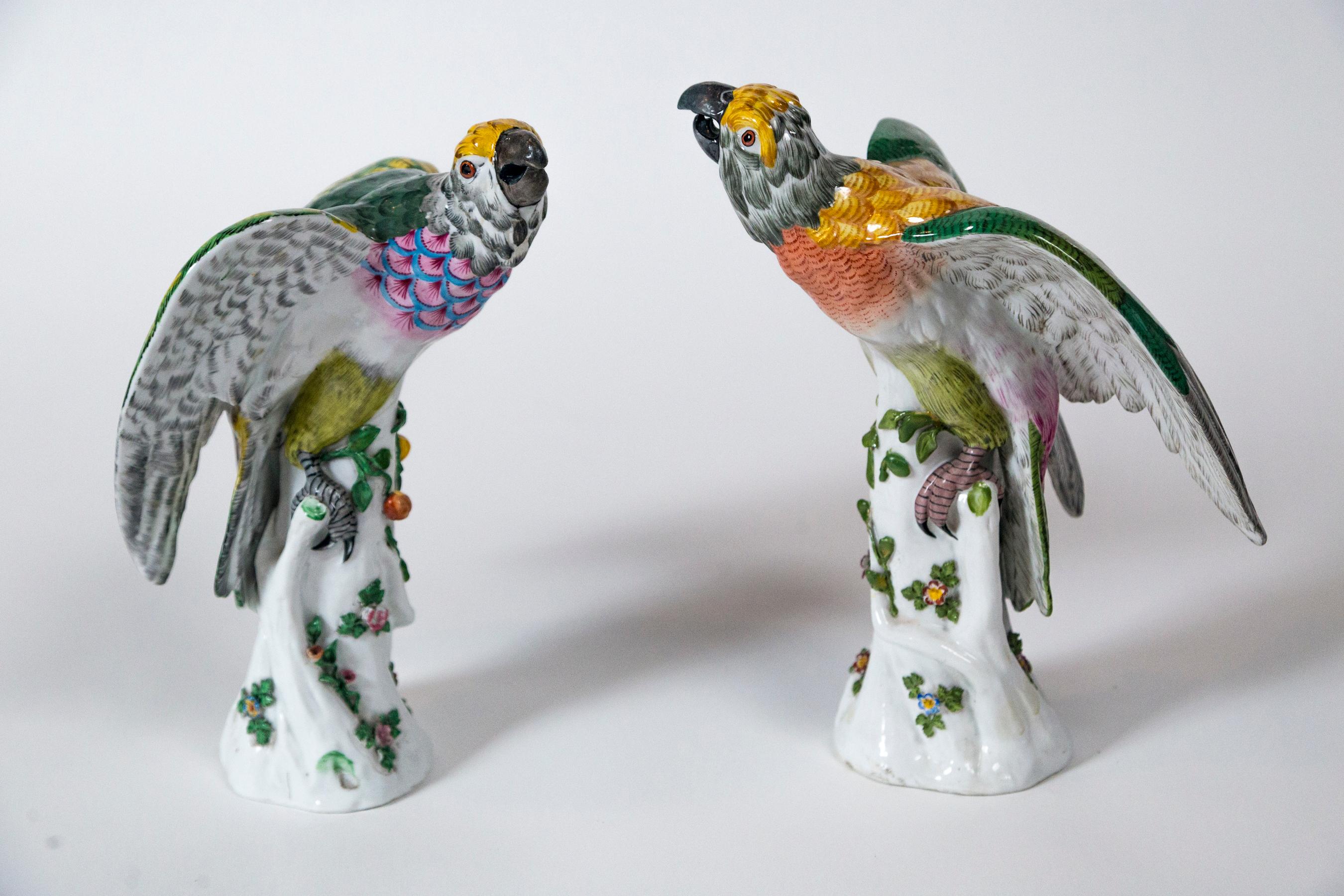 Louis XV Pair of Vintage European Porcelain Parrots For Sale