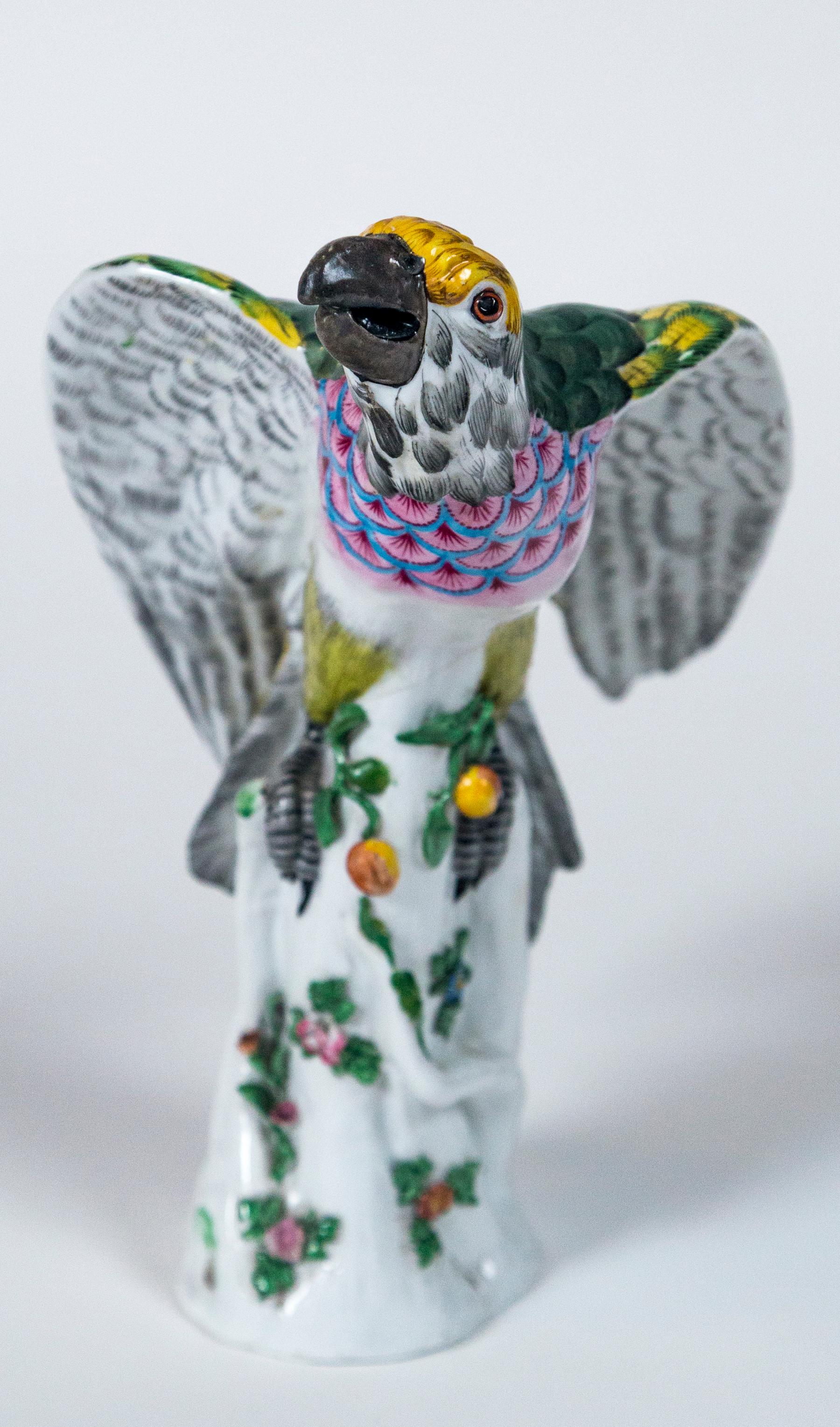 Pair of Vintage European Porcelain Parrots In Good Condition For Sale In Chappaqua, NY