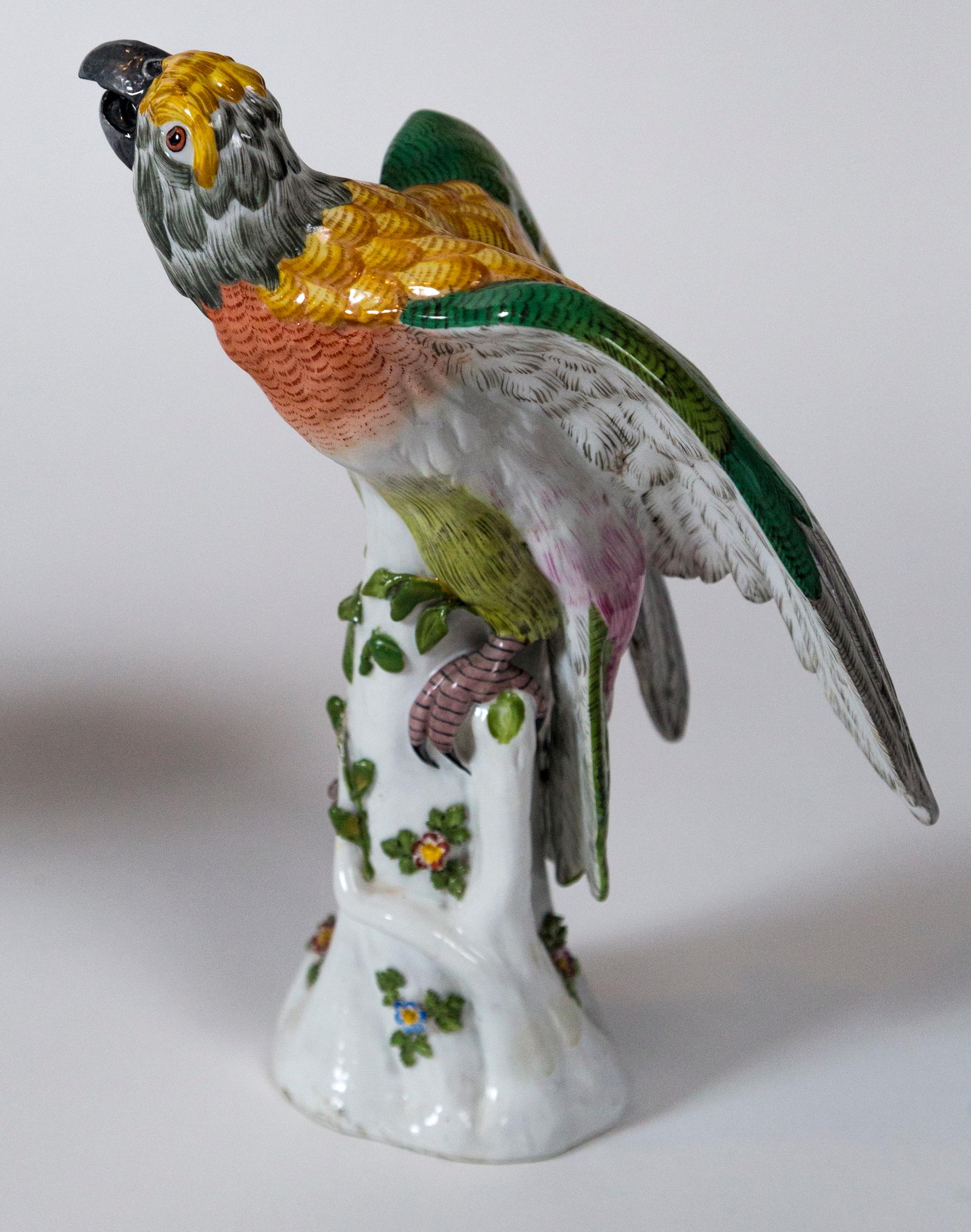 Paar europäische Papageien aus Porzellan im Vintage-Stil im Zustand „Gut“ im Angebot in Chappaqua, NY