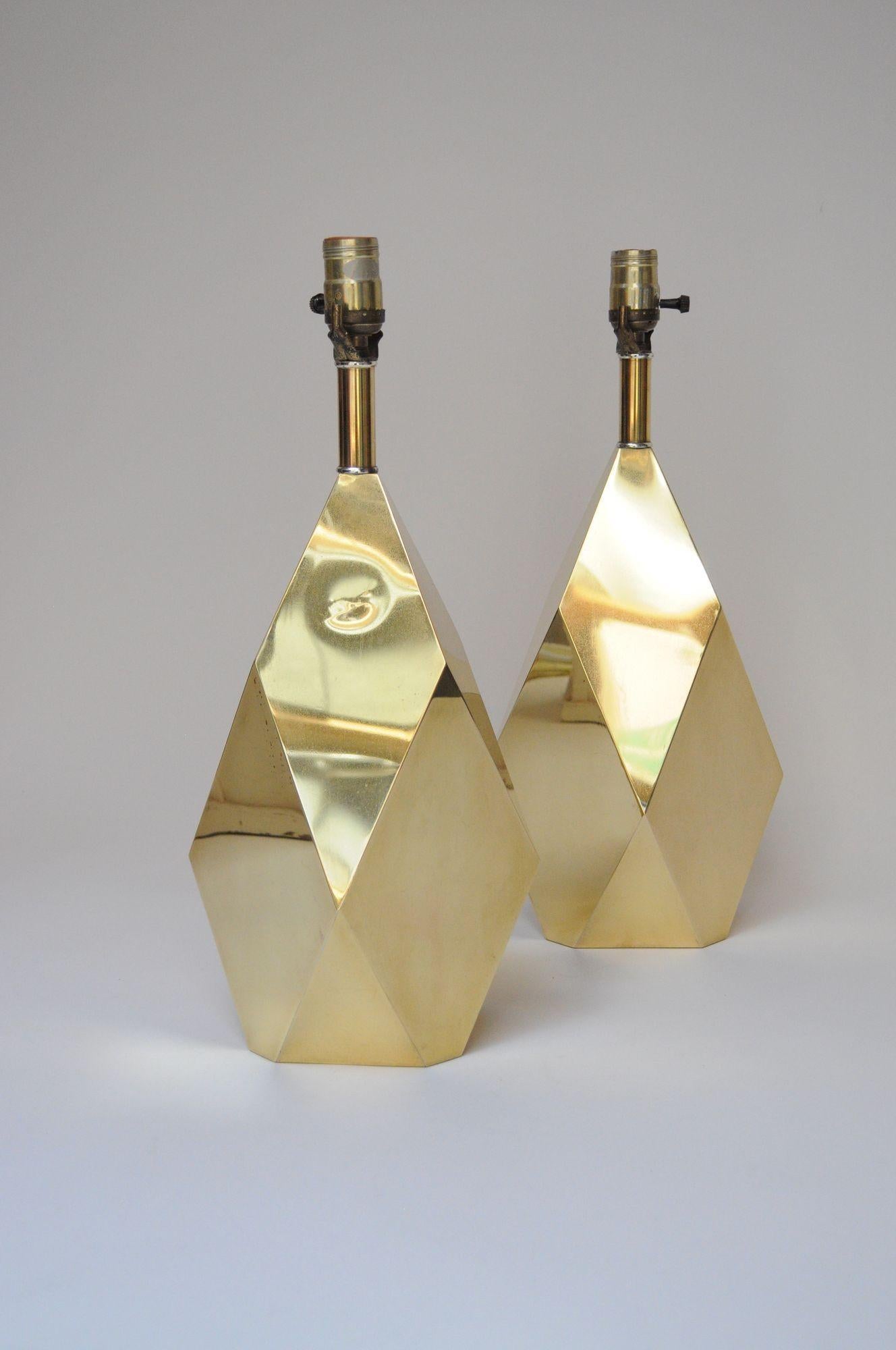 Pair of faceted, polygonal/geometric solid brass lamps (ca. 1960s, USA).
Unique, luxurious set in newly polished condition. Wear remains (two small dents along with small tarnish spots to two sides and light scuffs consistent with age/use).
Old