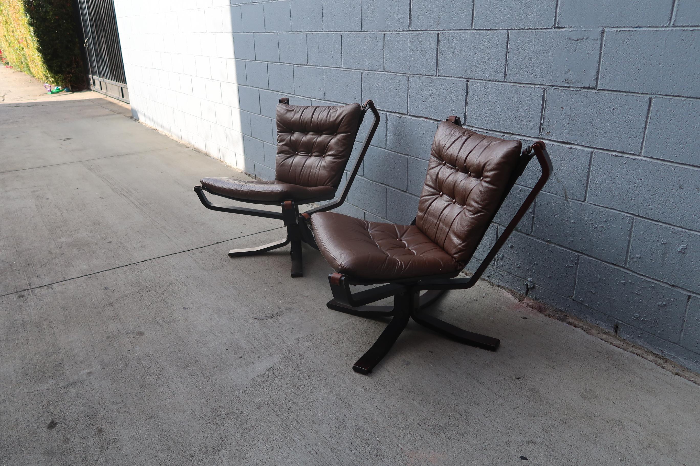 Paar Vintage Falcon Stühle im Zustand „Gut“ im Angebot in Los Angeles, CA