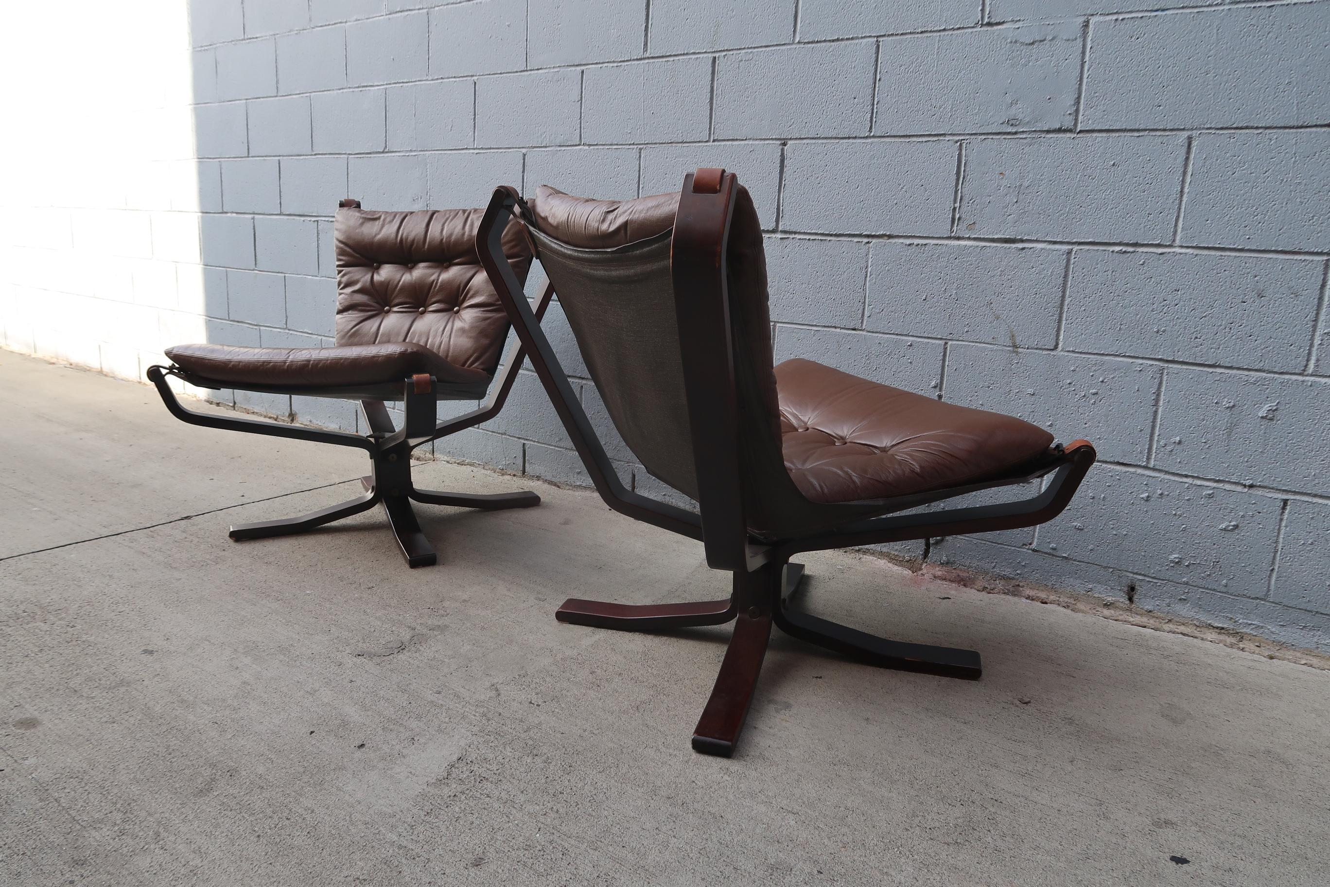 Paar Vintage Falcon Stühle (20. Jahrhundert) im Angebot