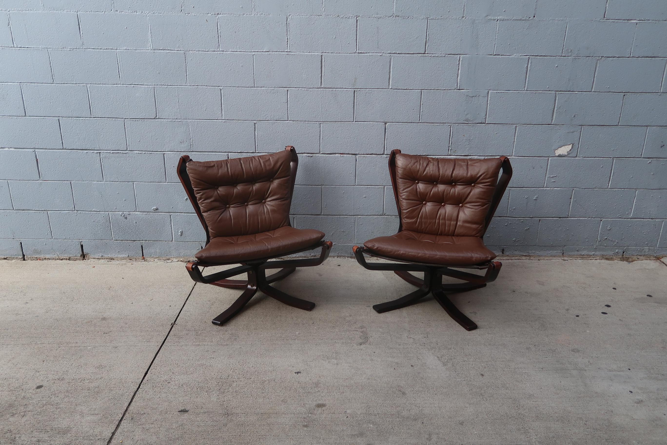 Paar Vintage Falcon Stühle (Leder) im Angebot