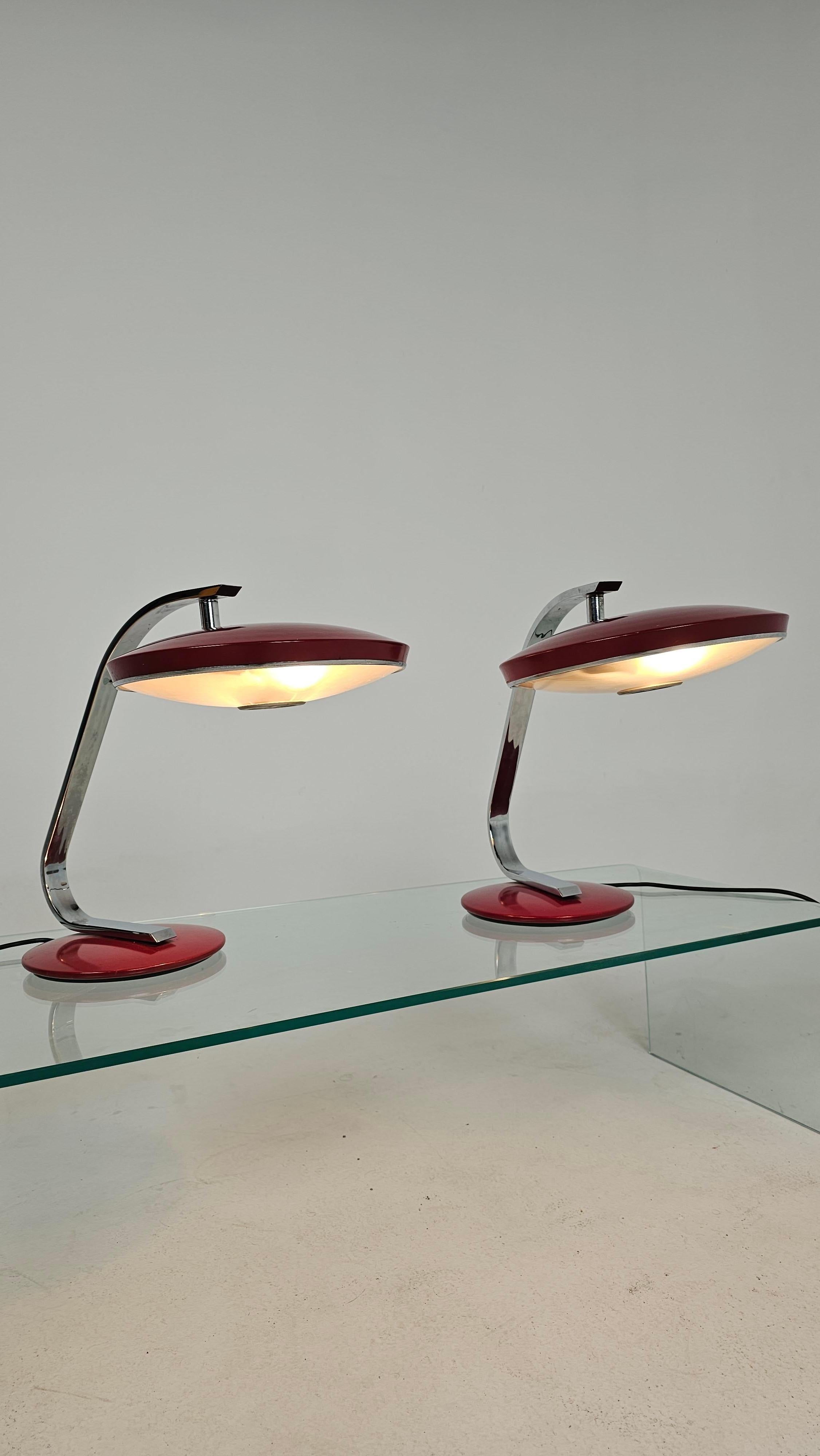 Paire de lampes de table Vintage Fase - Espagne, années 1960

Cette superbe paire de lampes de table vintage Fase des années 1960 incarne le design épuré et futuriste qui a fait de la marque espagnole une icône. Dotées d'un bras chromé incurvé