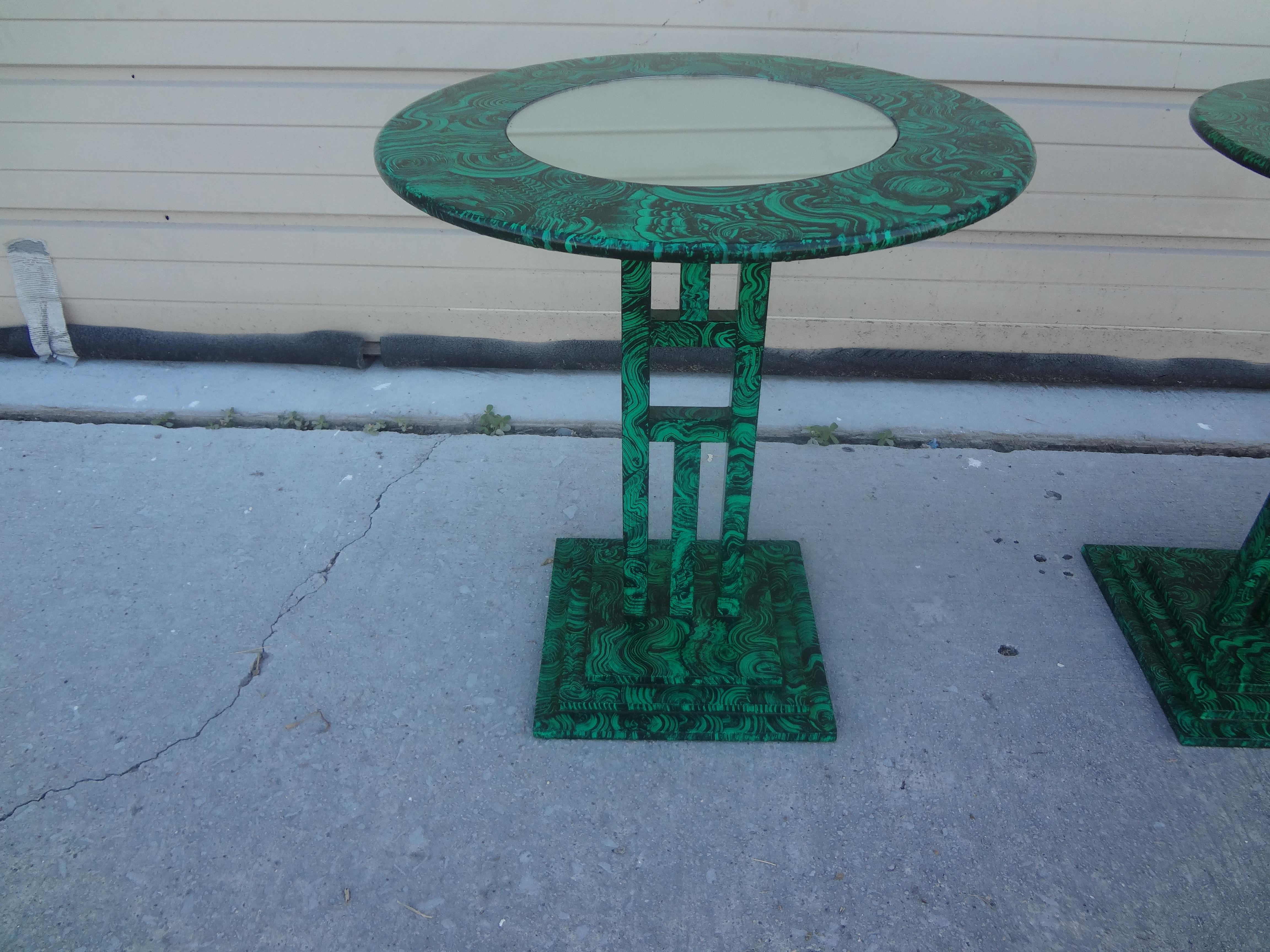Paire de tables vintage en fausse malachite en vente 2