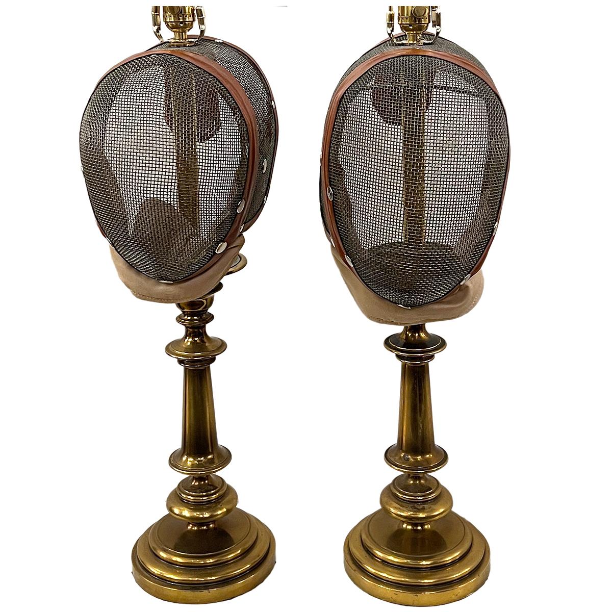 Paire de lampes de table en forme de masque d'escrime à base de bronze, datant des années 1950.

Mesures :
Hauteur du corps : 26 pouces
Hauteur jusqu'à l'appui de l'abat-jour : 34