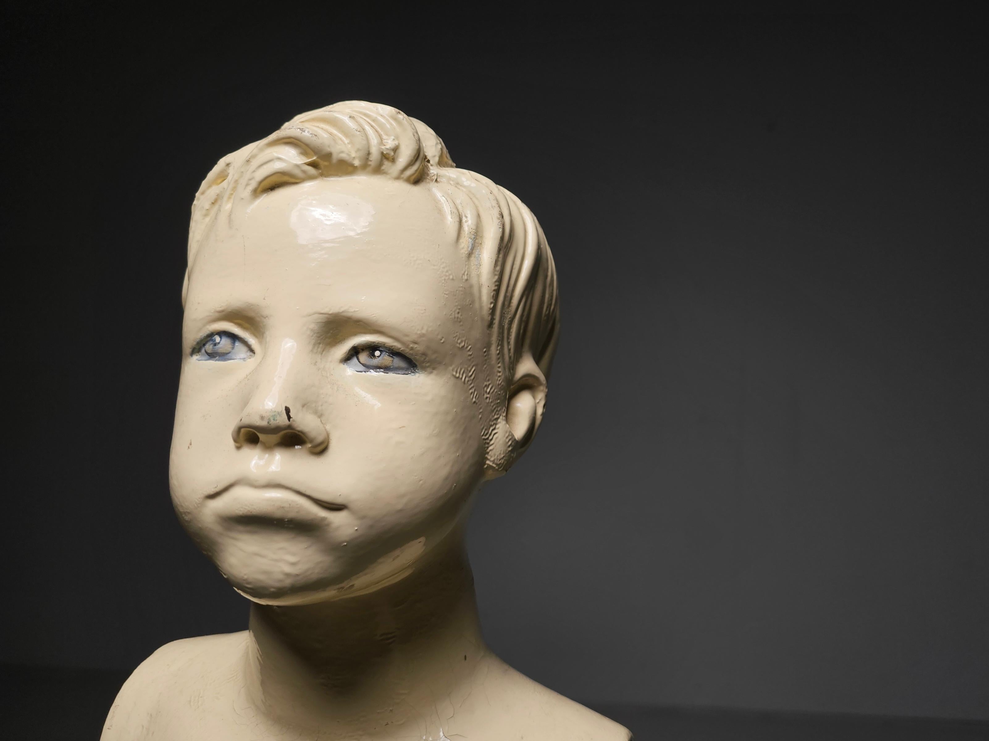 Coppia di manichini vintage in fibra di vetro per bambini, circa anni '50 In condizioni buone in vendita a amstelveen, NL