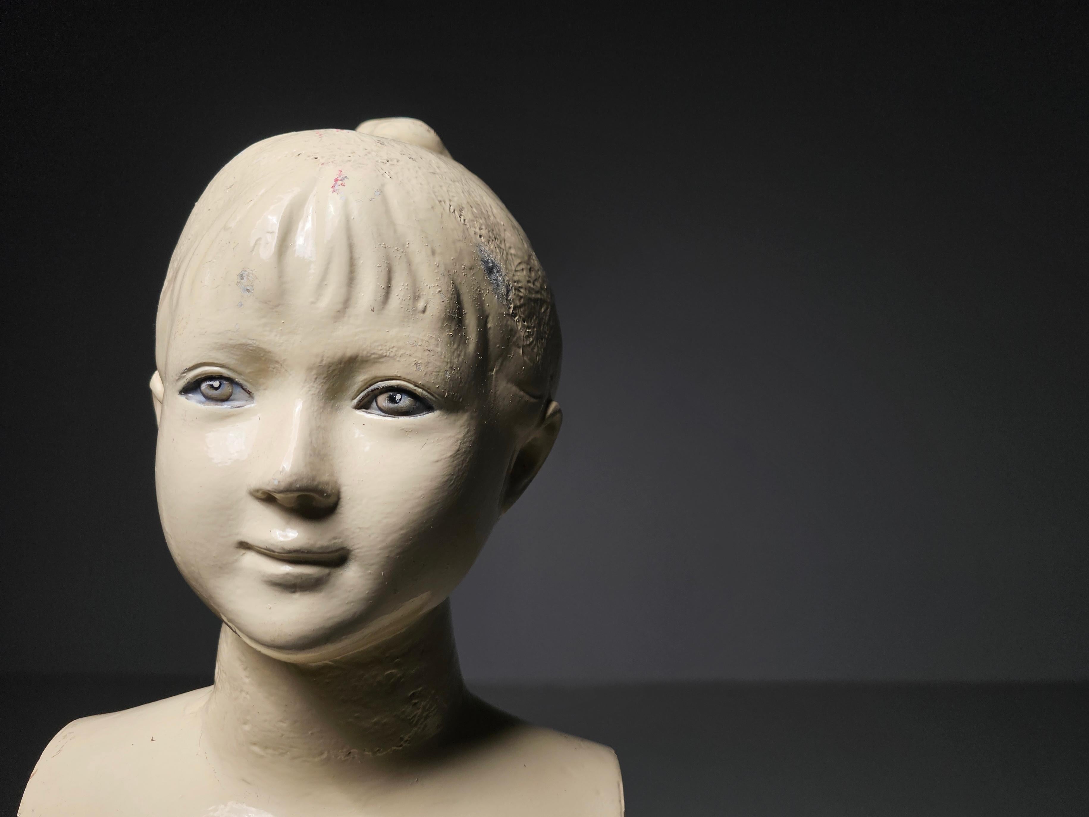 Coppia di manichini vintage in fibra di vetro per bambini, circa anni '50 in vendita 2
