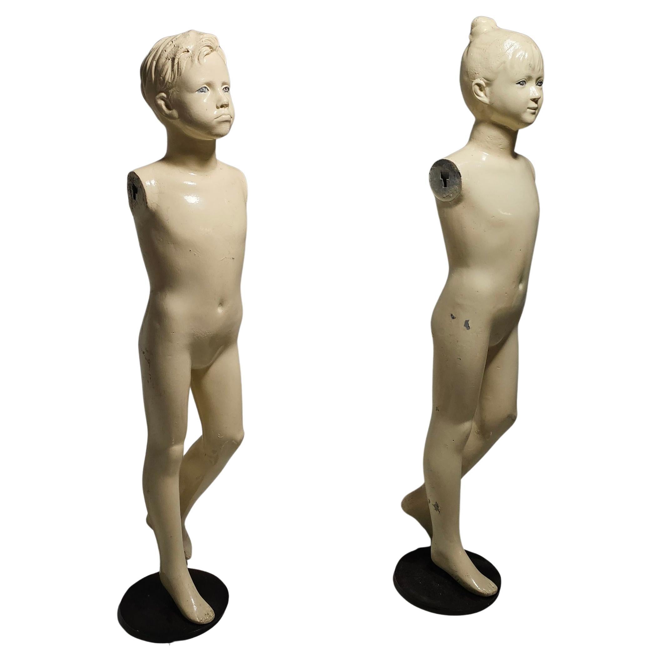 Coppia di manichini vintage in fibra di vetro per bambini, circa anni '50 in vendita