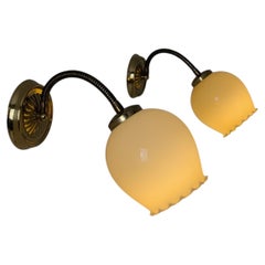 Paire de lampes de table vintage de style finlandais, abat-jours en laiton et verre en forme de boutons de fleurs, années 1970