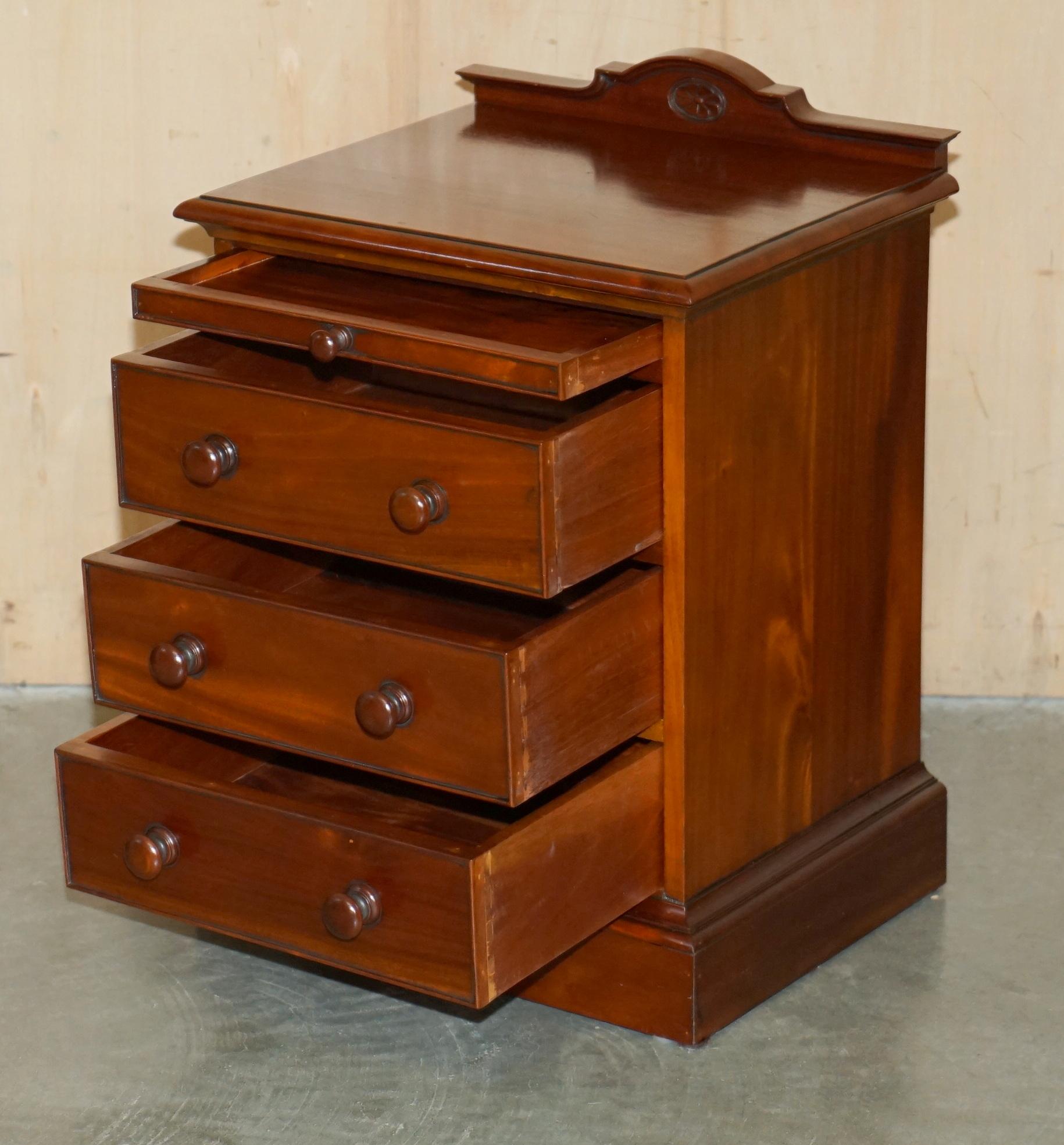 PAIR OF VINTAGE FLAMED HARDWOOD BEDSIDE TABLE NiGHTSTAND DRAWERS PART SUITE For Sale 3